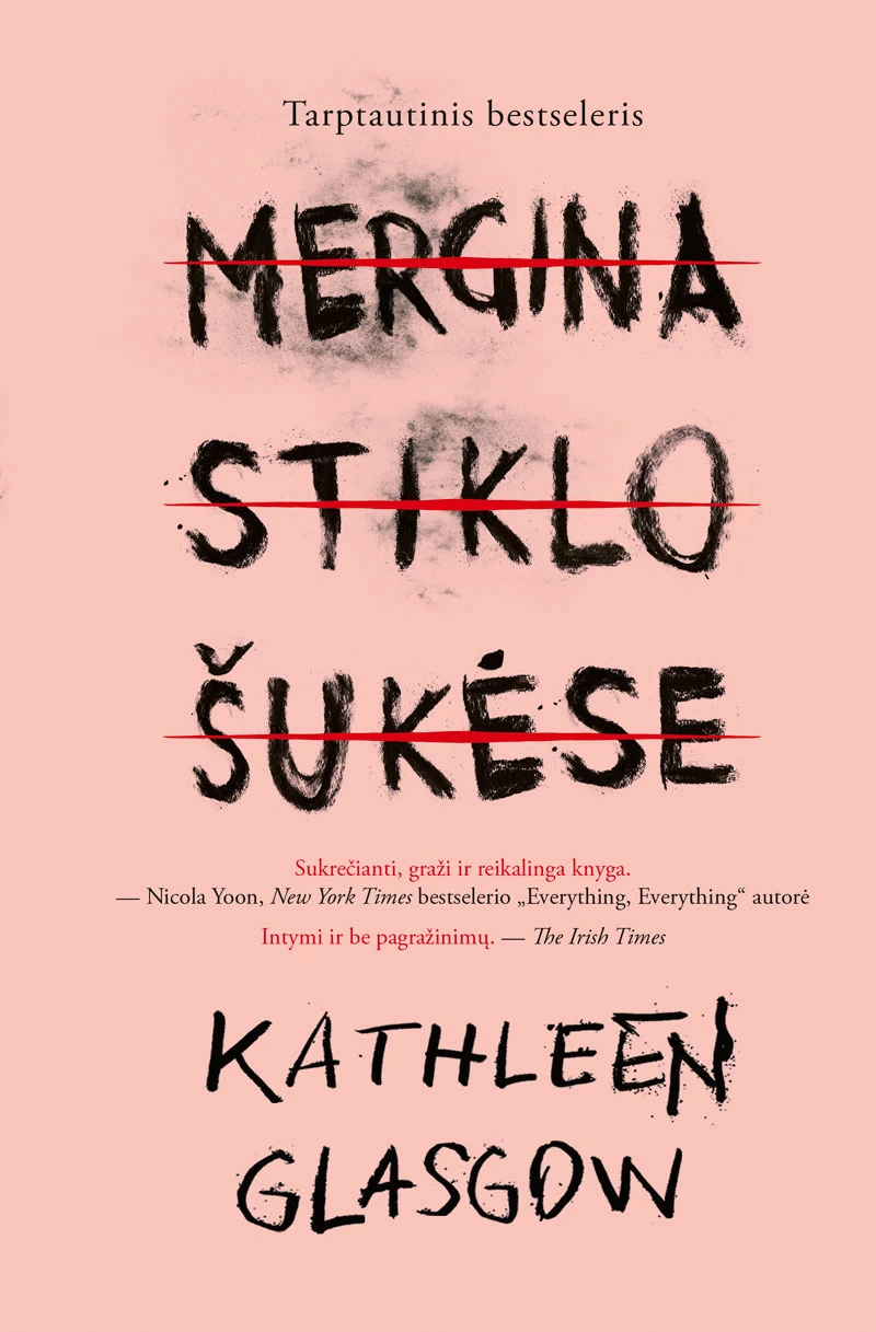 Mergina stiklo šukėse