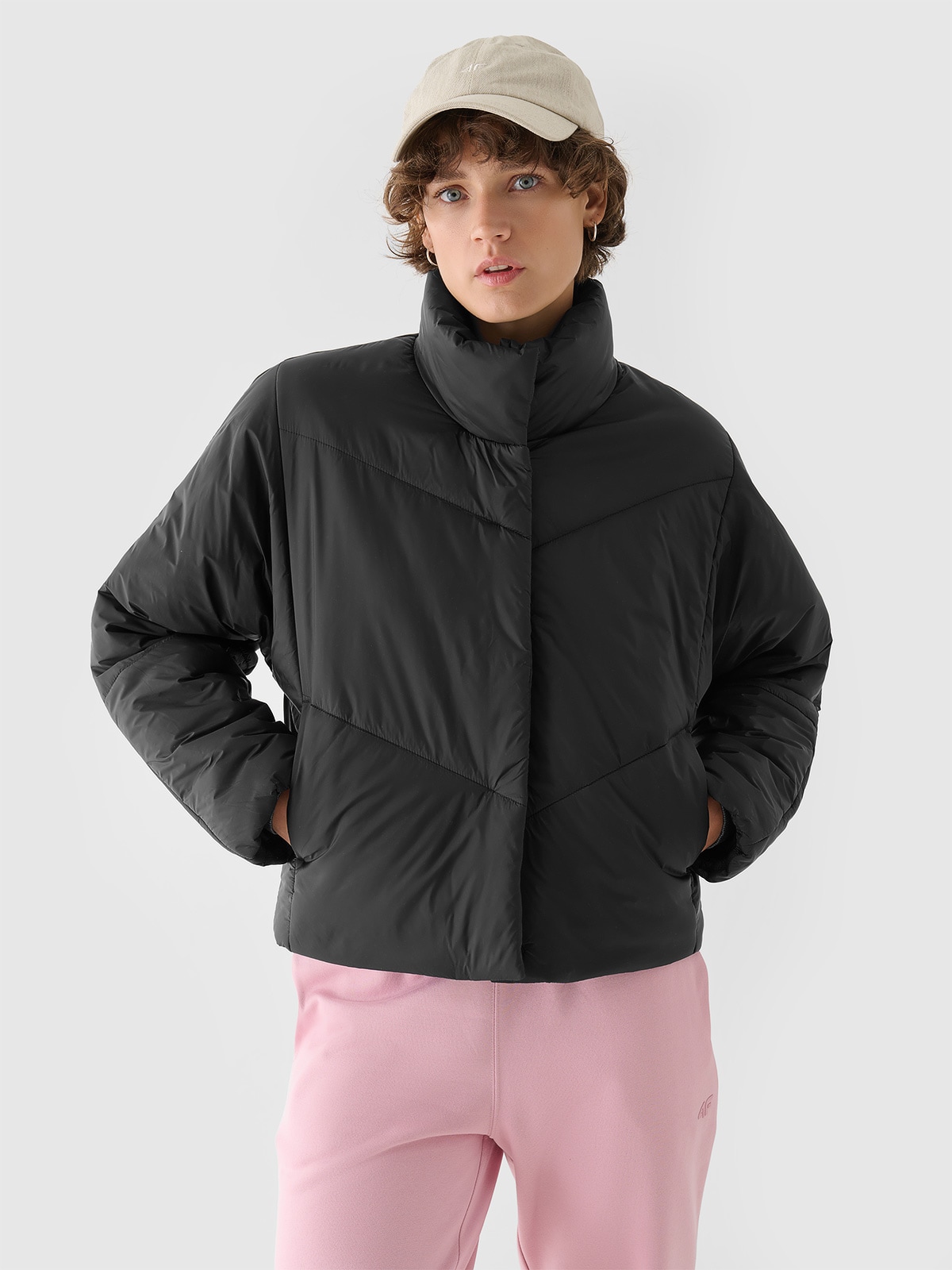 Moteriška striukė su sintetinių pūkų kamšalu - juoda