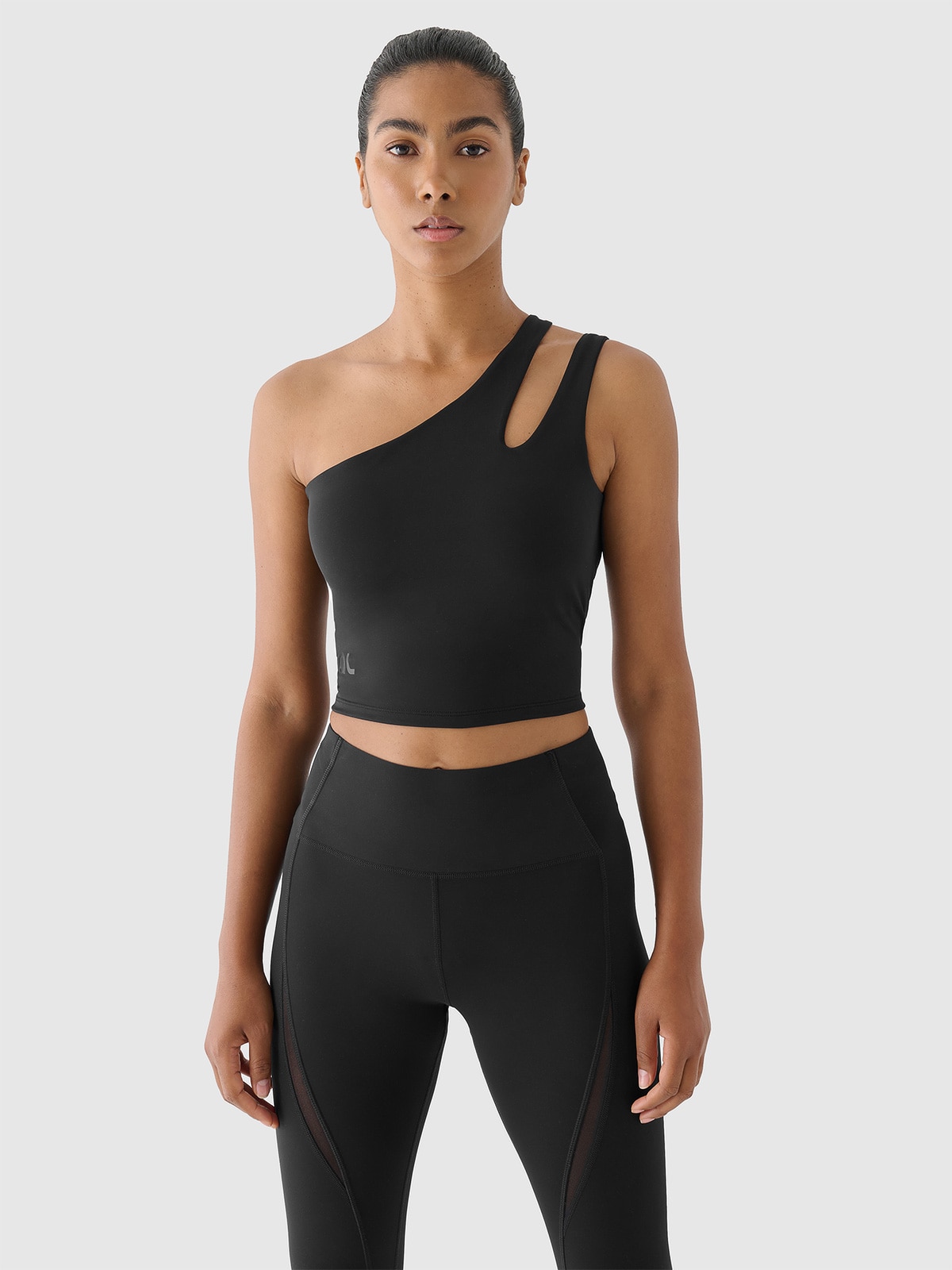 Crop top greitai džiūstantys treniruočių marškinėliai ant vieno peties 4F x Anna Lewandowska - juodi