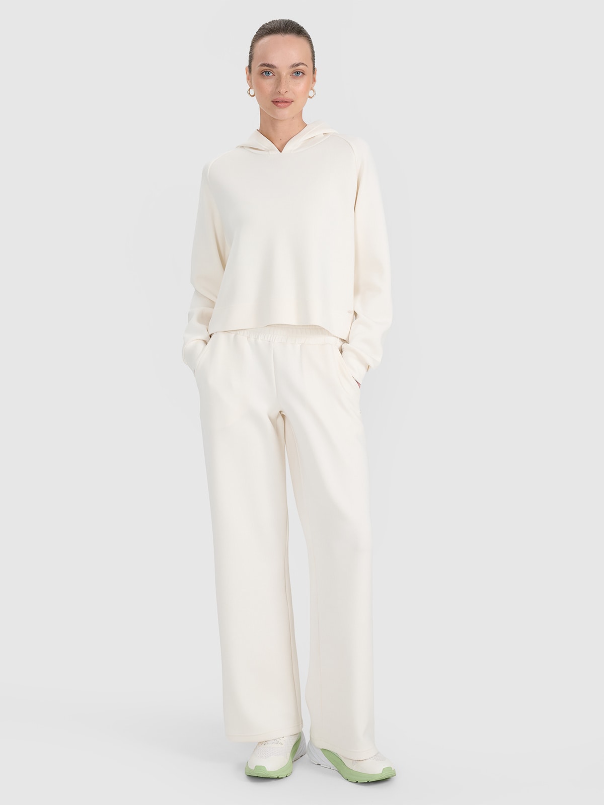 Moteriškos sportinės kelnės su modalio priemaiša ir su plačiomis klešnėmis - baltos