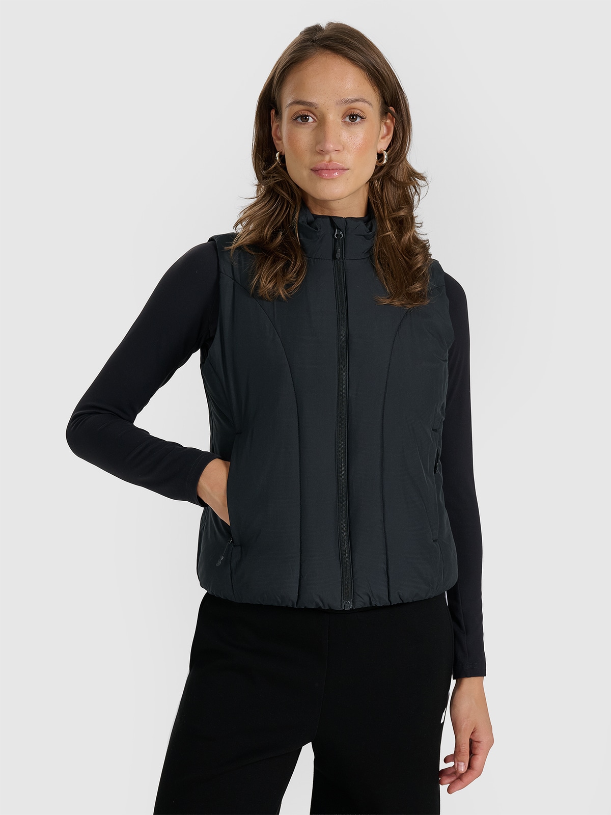 Moteriška berankovė striukė su sintetinių pūkų kamšalu - juoda