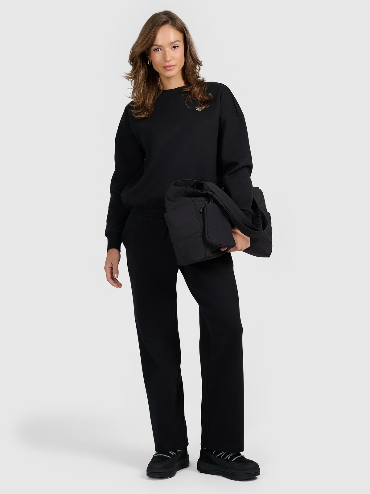 Moteriškos sportinės kelnės su plačiomis klešnėmis - juodos