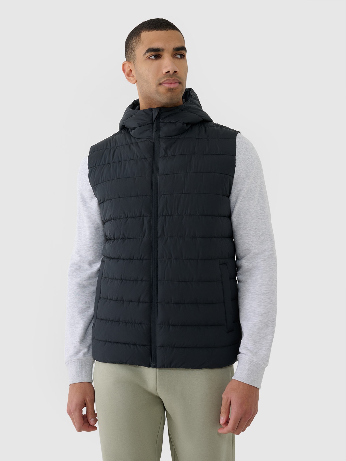 Vyriška pūkinė berankovė striukė su sintetinių pūkų kamšalu - juoda