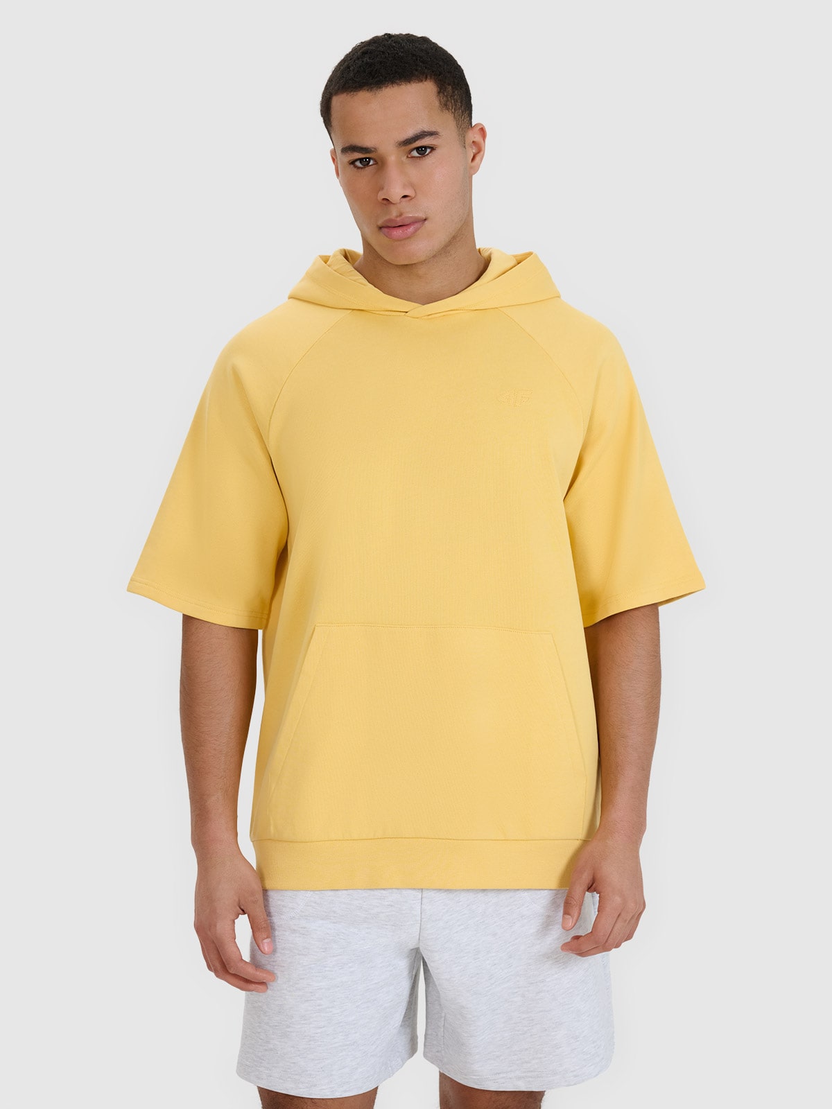 Vyriškas sportinis džemperis su trumpomis rankovėmis ir gobtuvu - geltoni