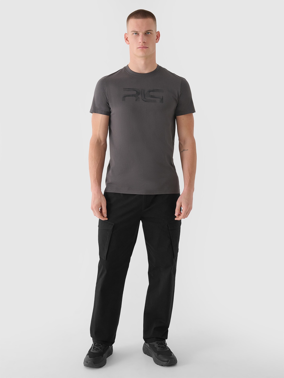 Vyriškos sportinės casual cargo kelnės 4F x Robert Lewandowski - juodos