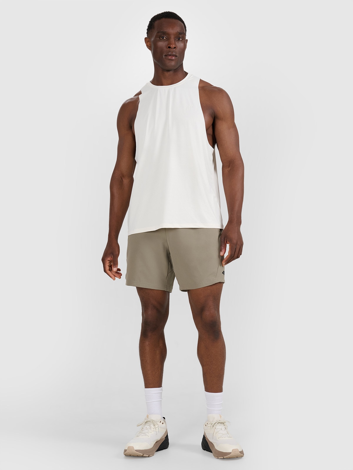 Vyriški greitai džiūstantys treniruočių šortai - khaki spalvos