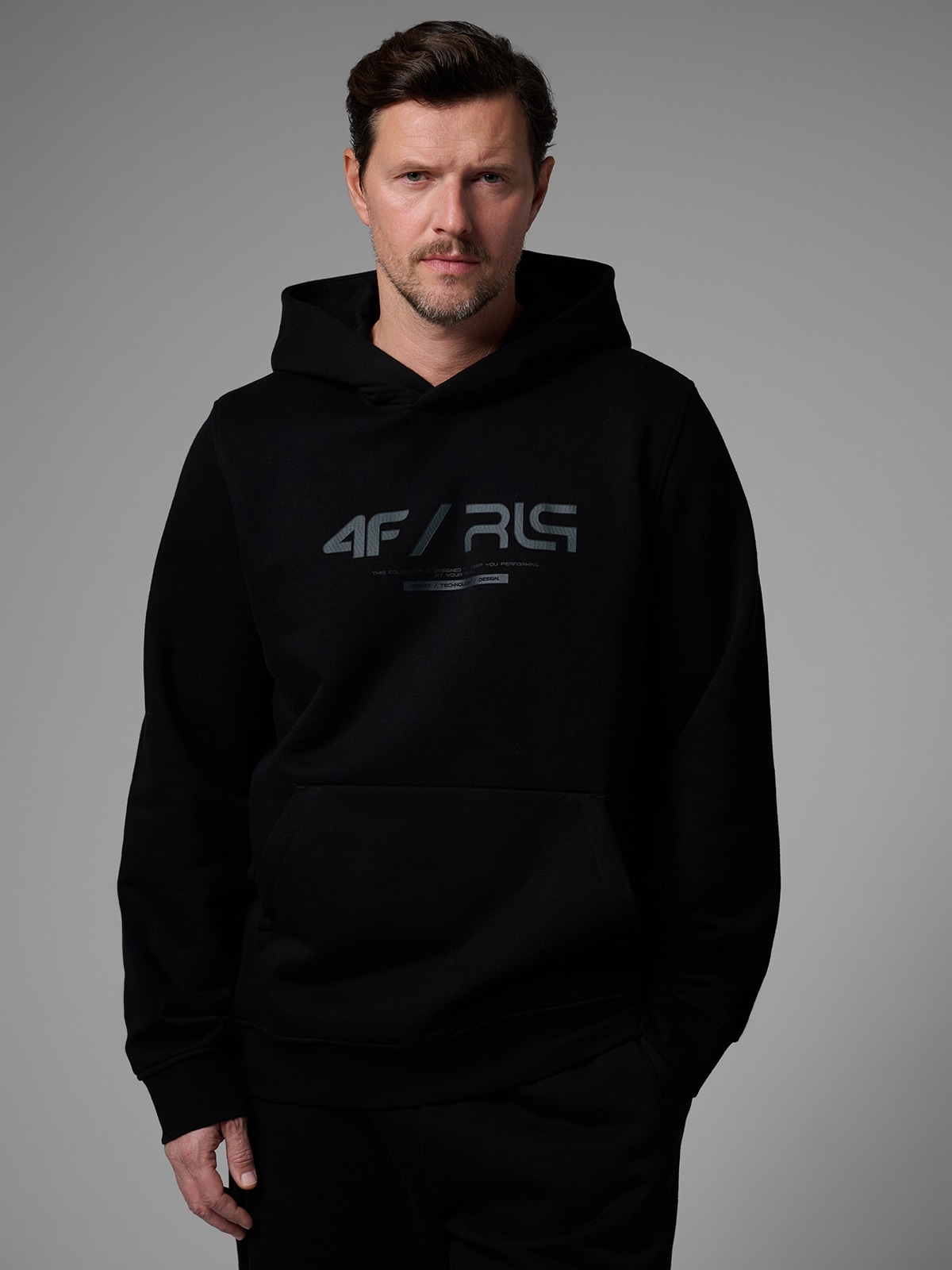 Vyriškas sportinis regular džemperis su gobtuvu 4F x Robert Lewandowski - juodas