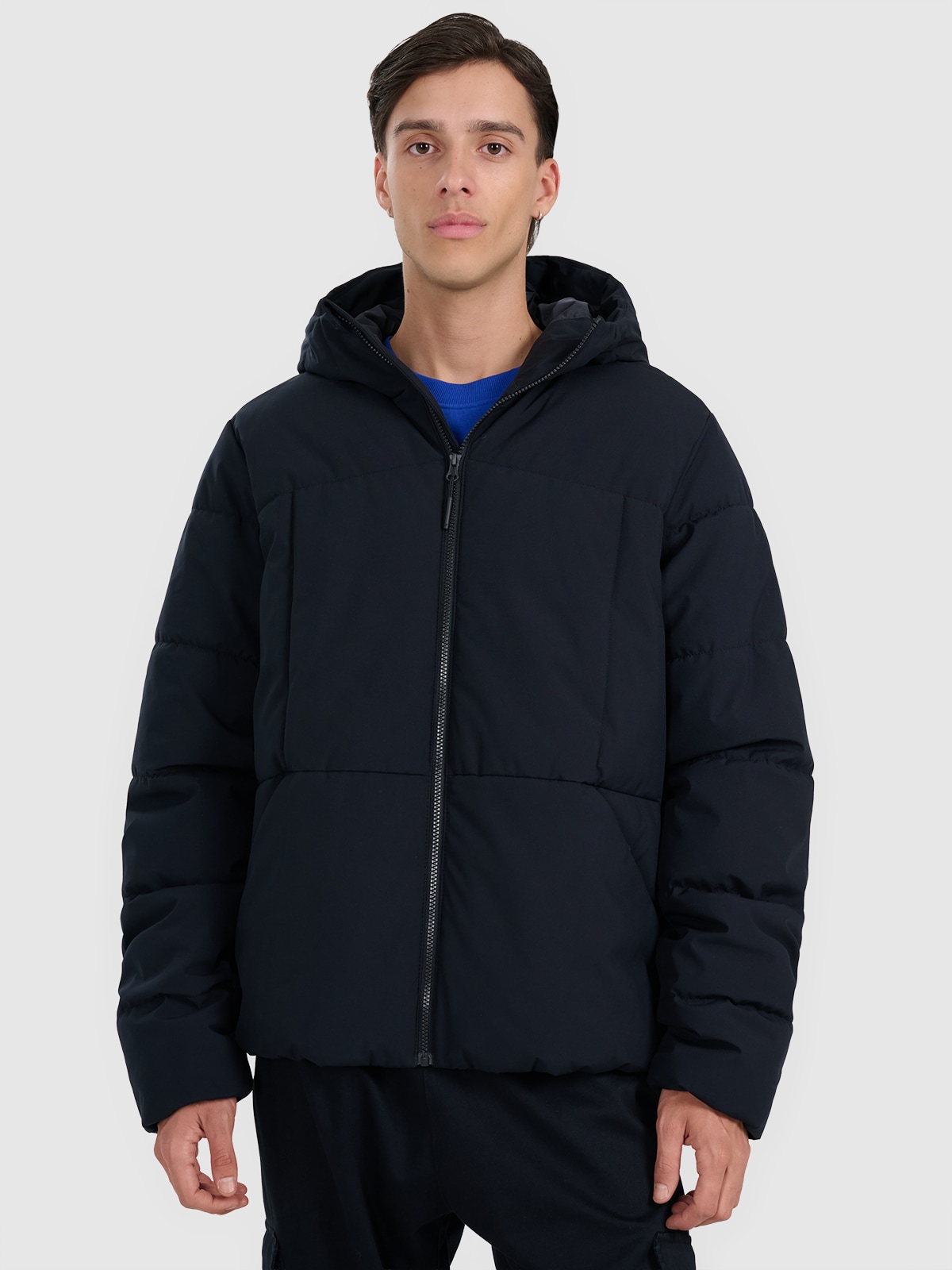 Vyriška striukė su sintetiniu pūkų kamšalu - juoda