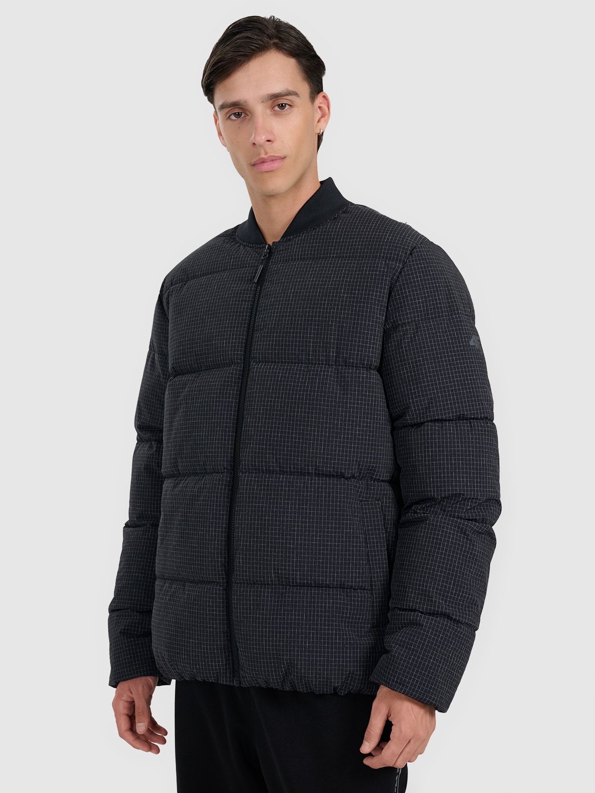 Vyriška striukė su sintetiniu pūkų kamšalu - juoda