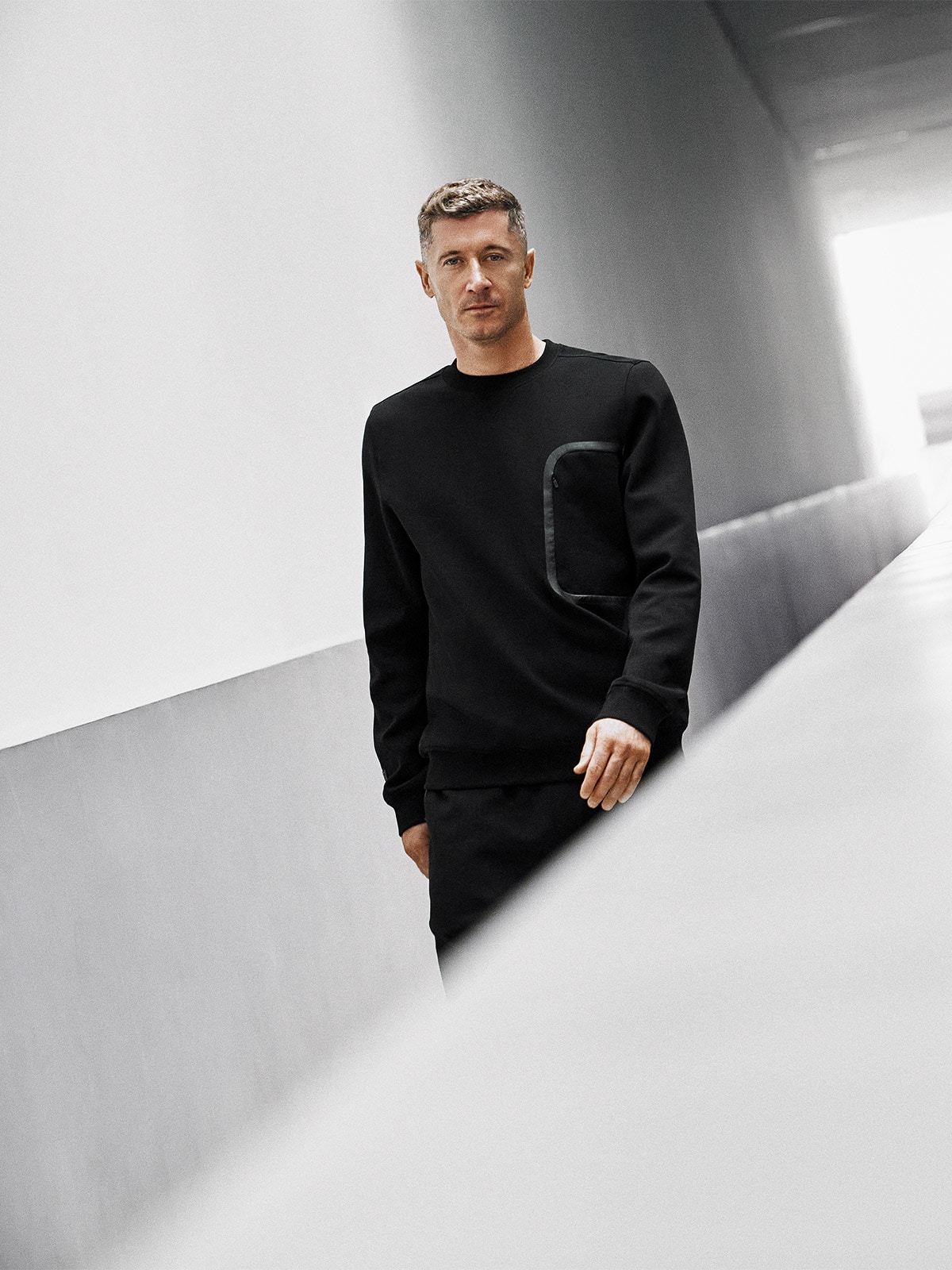 Vyriškas sportinis regular džemperis be gobtuvo 4F x Robert Lewandowski - juodas