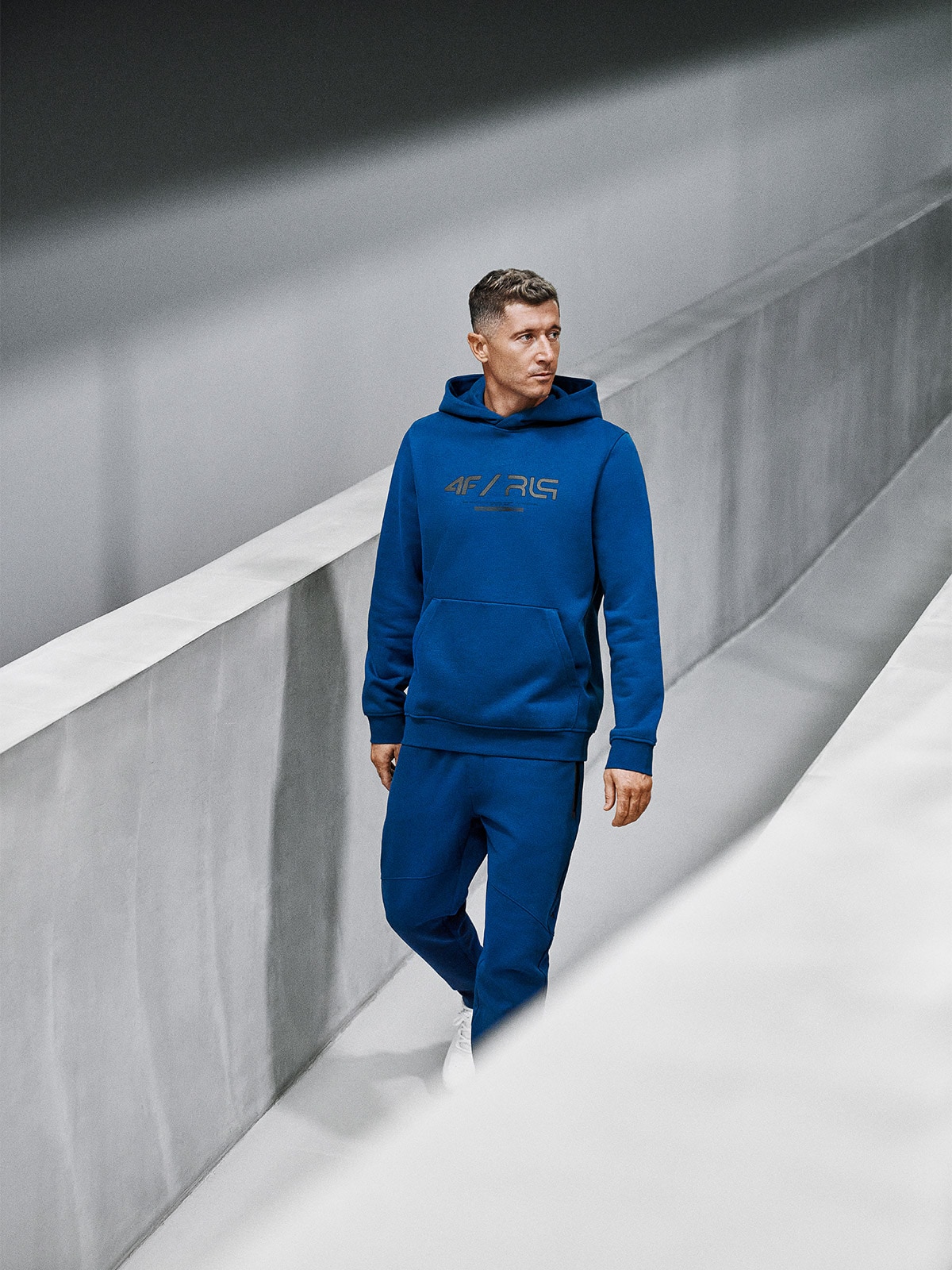 Vyriškas sportinis regular džemperis su gobtuvu 4F x Robert Lewandowski- tamsiai mėlynas