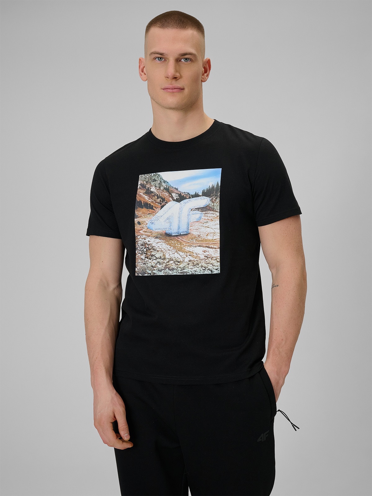 Vyriški T-shirt regular marškinėliai su spauda - juodi