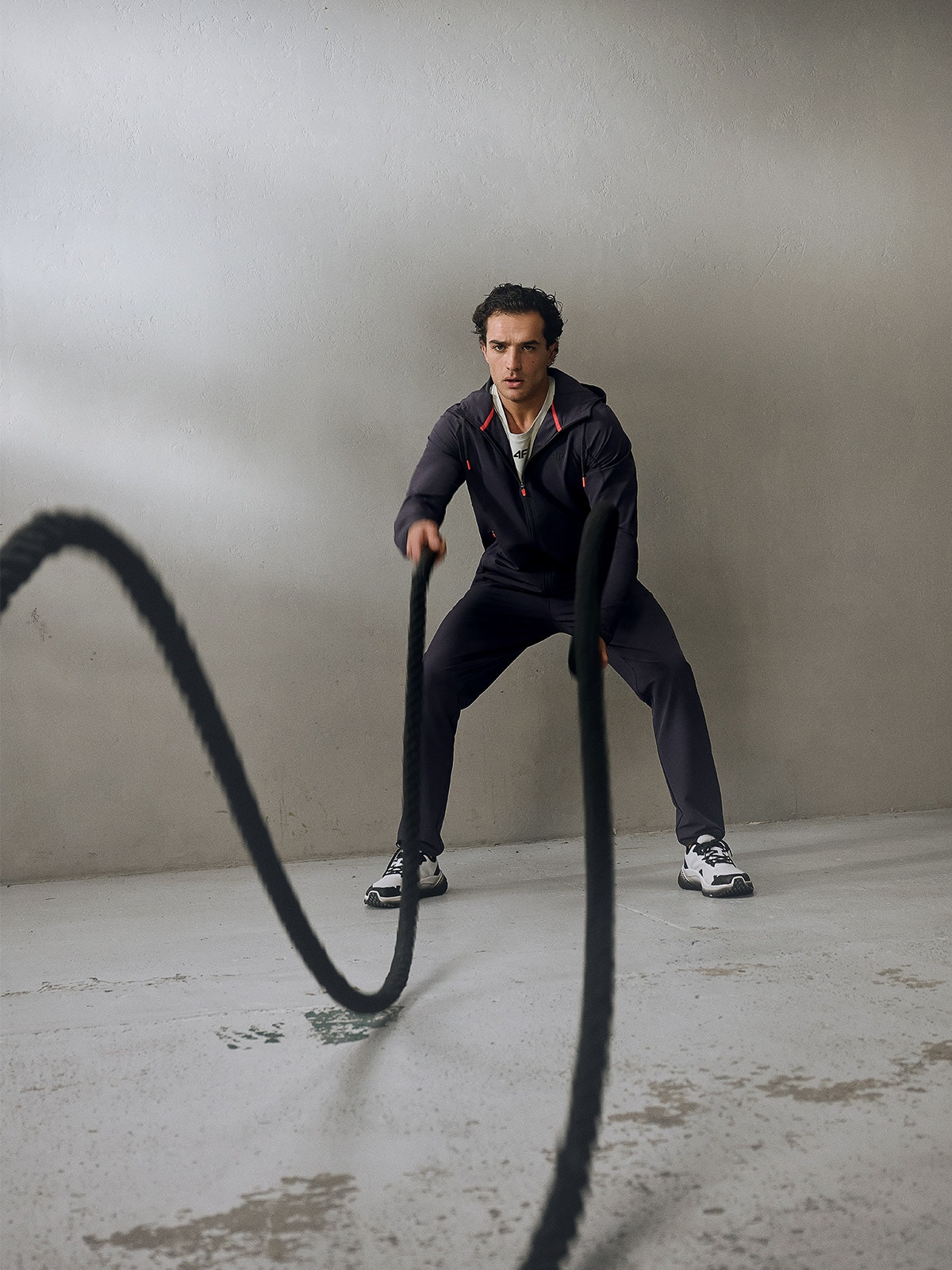 Vyriškas regular treniruočių džemperis su gobtuvu - pilkas