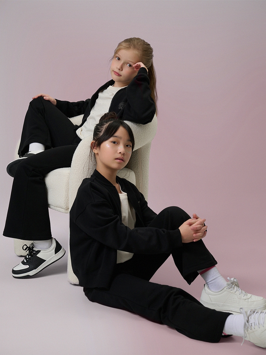 Moteriškos sportinės kelnės su plačiomis klešnėmis - juodos