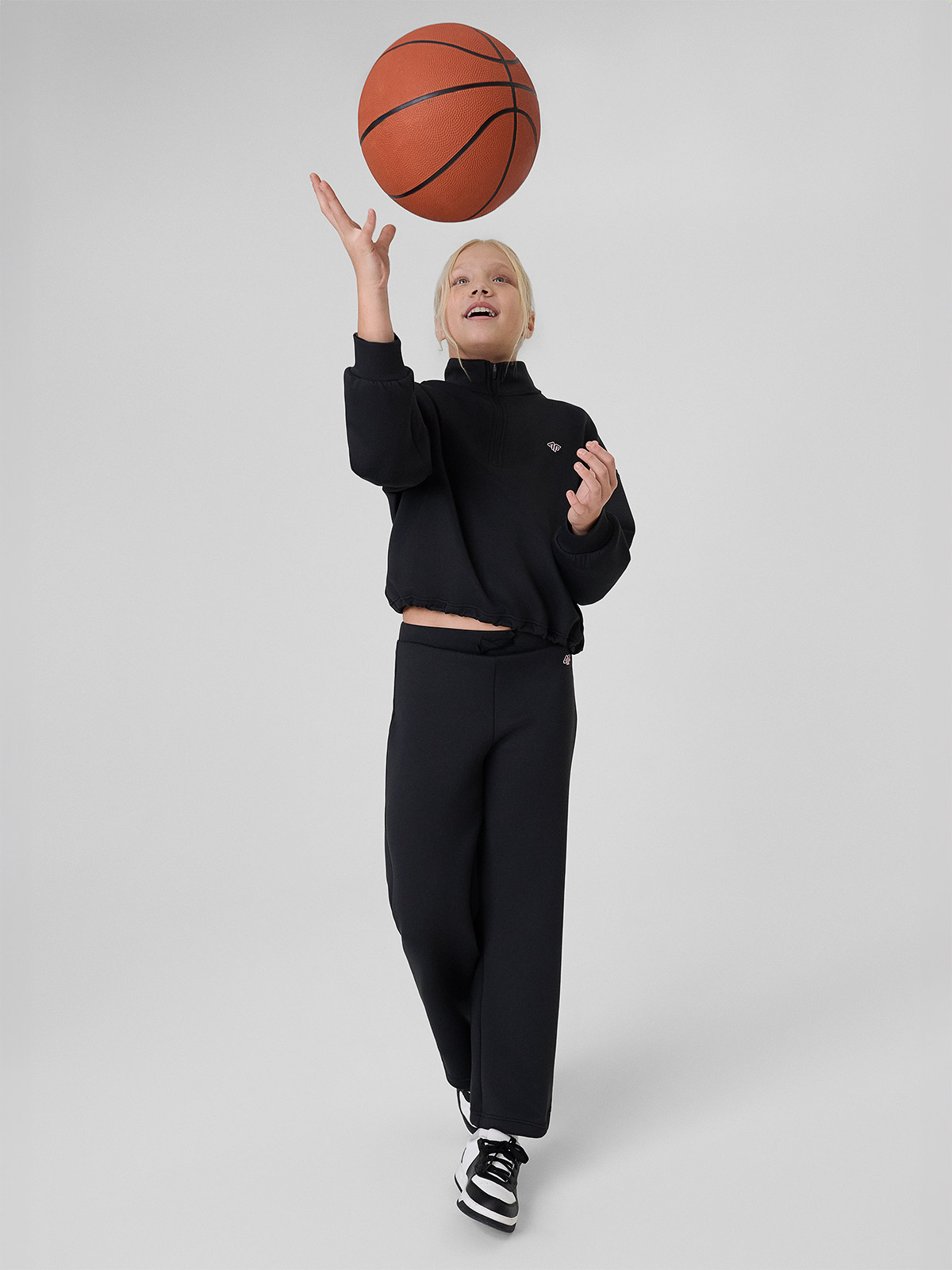 Sportinės kelnės su lygiomis klešnėmis mergaitėms - juodos