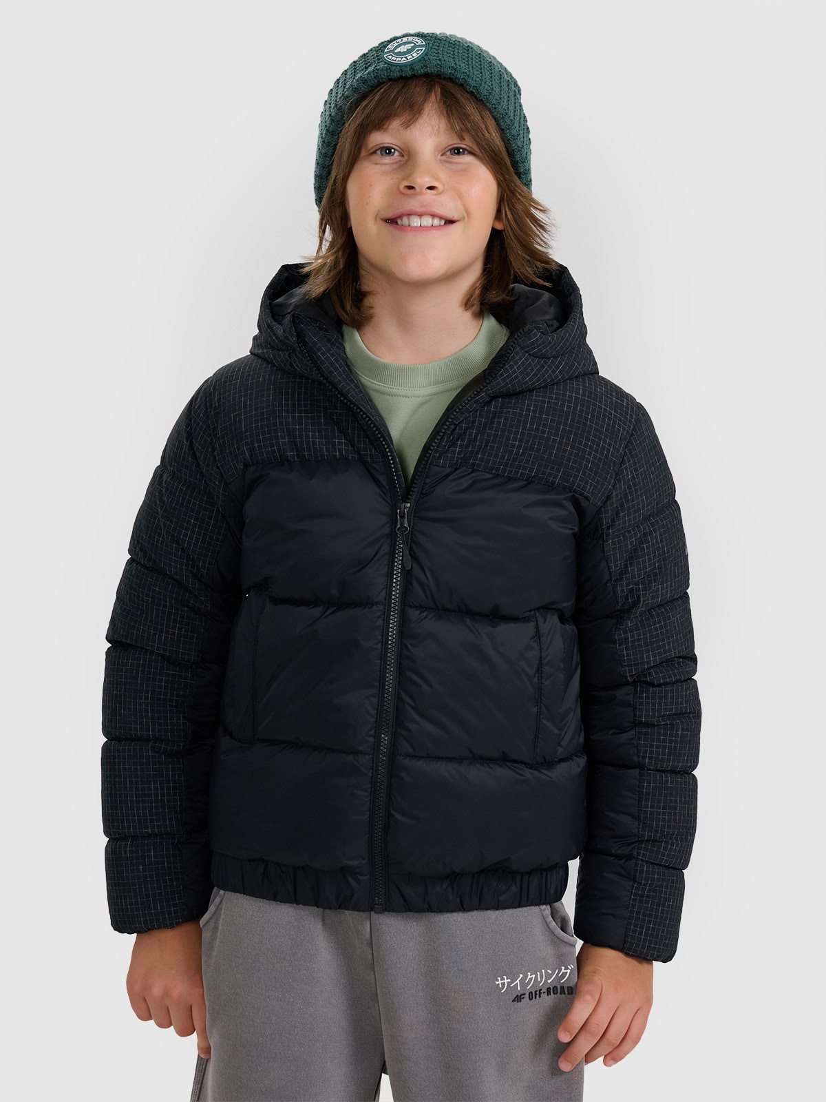 Striukė su sintetinių pūkų kamšalu berniukams - juoda