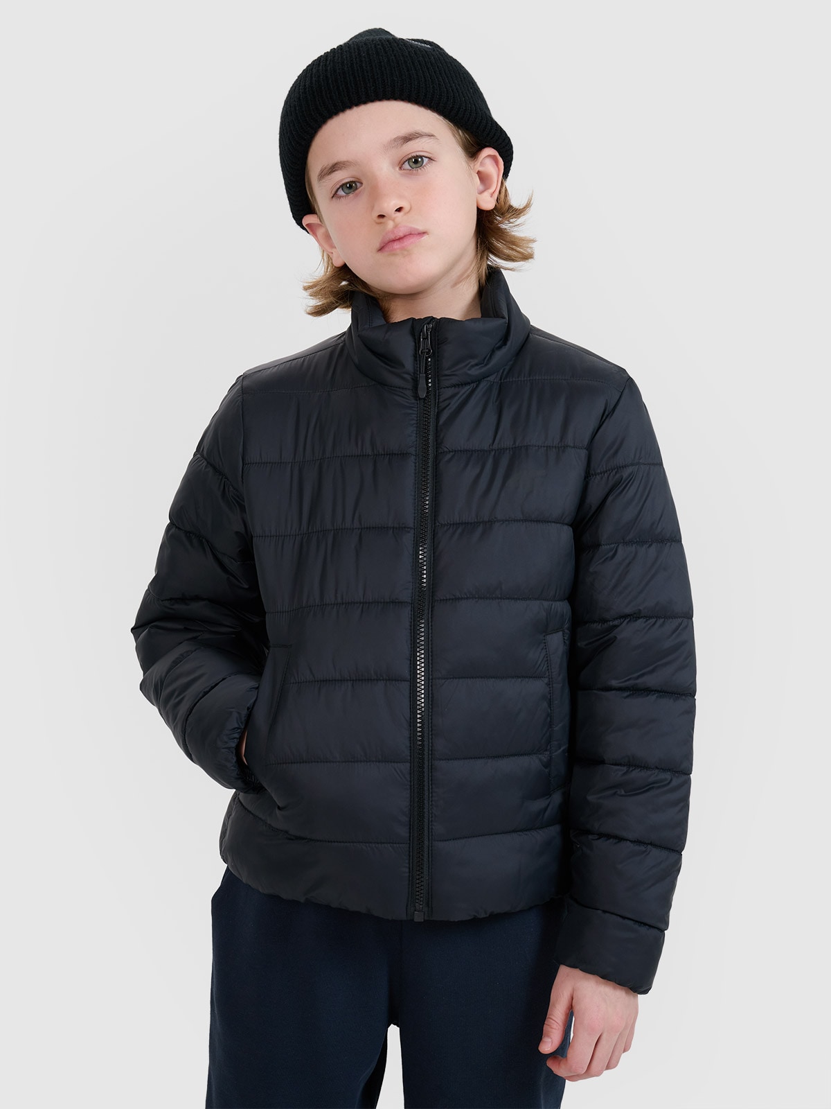 Striukė su sintetinių pūkų kamšalu berniukams - juoda