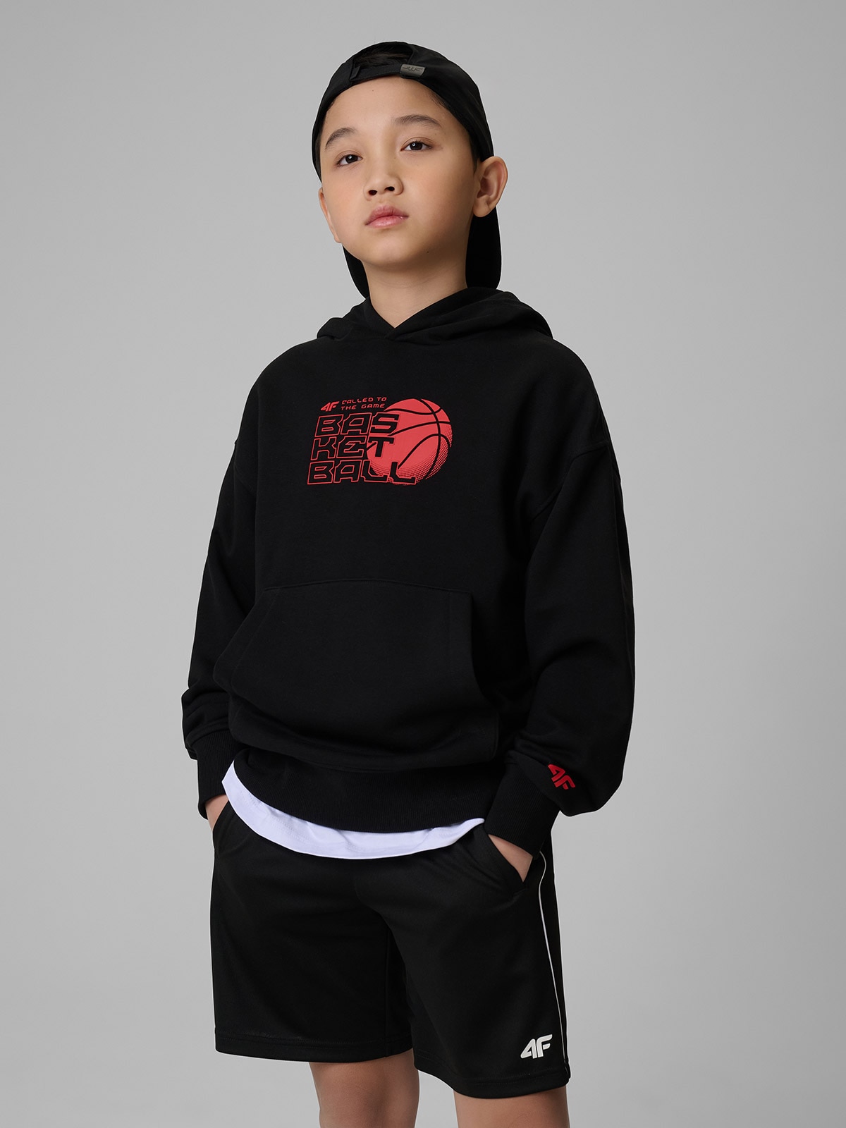 Sportinis loose džemperis su gobtuvu berniukams - juodas