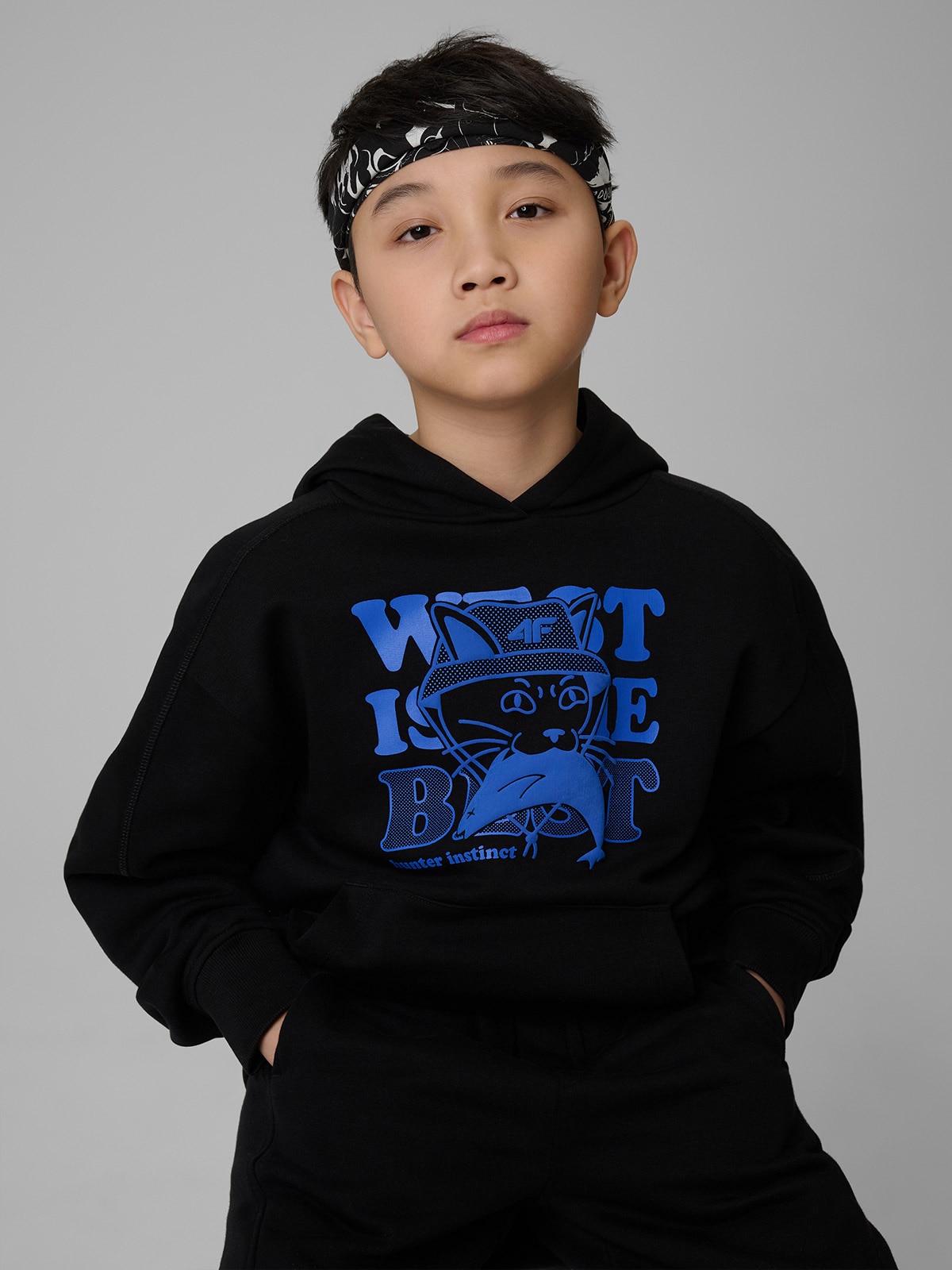 Loose treninginis džemperis su gobtuvu berniukams - juodas