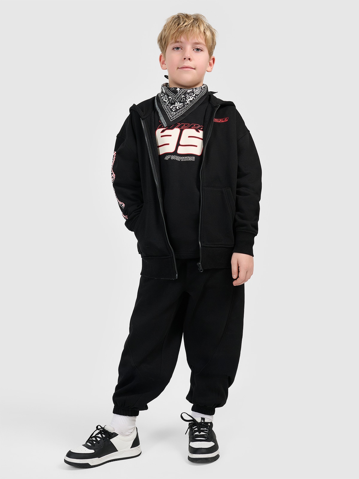 Sportinis loose džemperis su gobtuvu berniukams - juodas