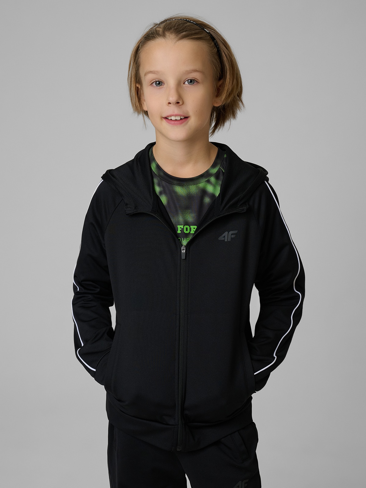 Sportinis regular džemperis su gobtuvu berniukams - juodas