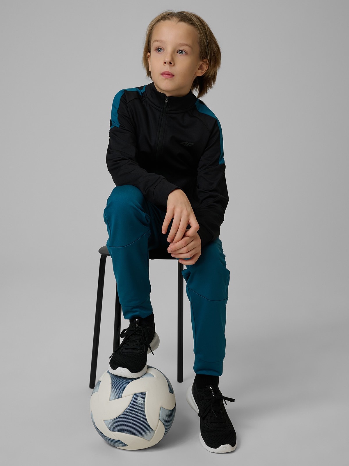 Sportinis regular džemperis be gobtuvo berniukams - juodas