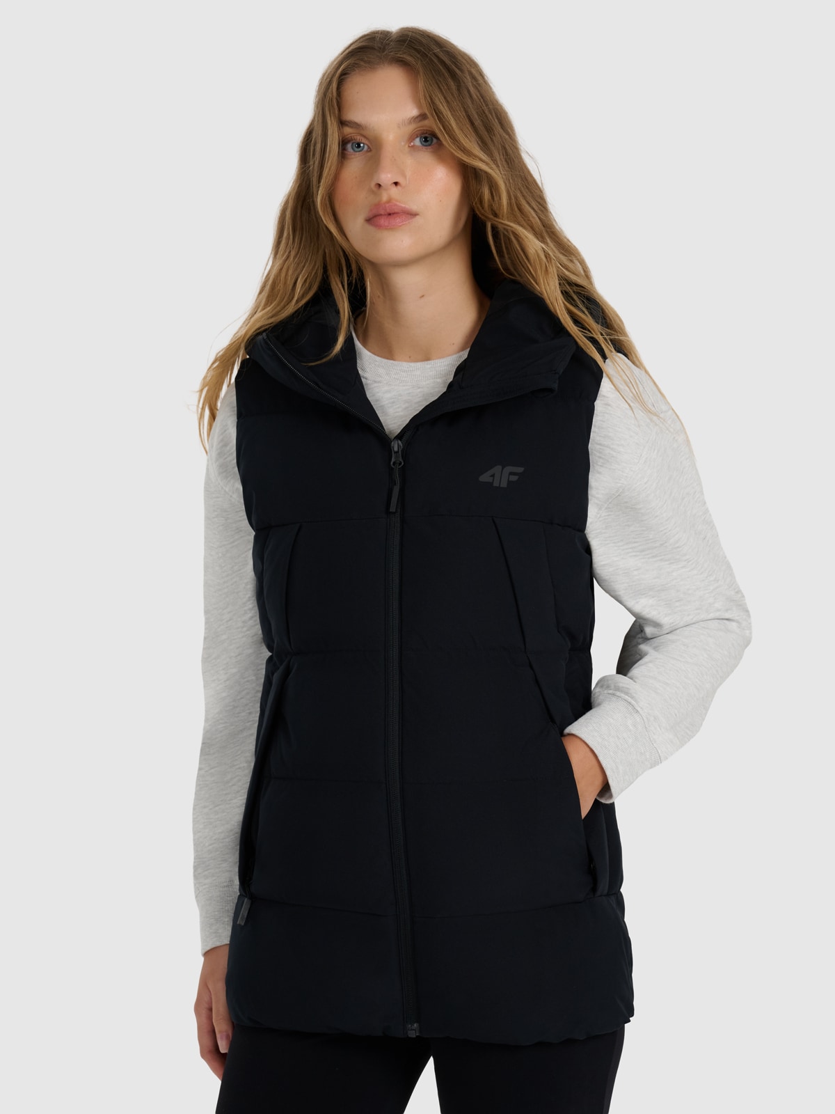 Moteriška berankovė striukė su sintetinių pūkų kamšalu - juoda