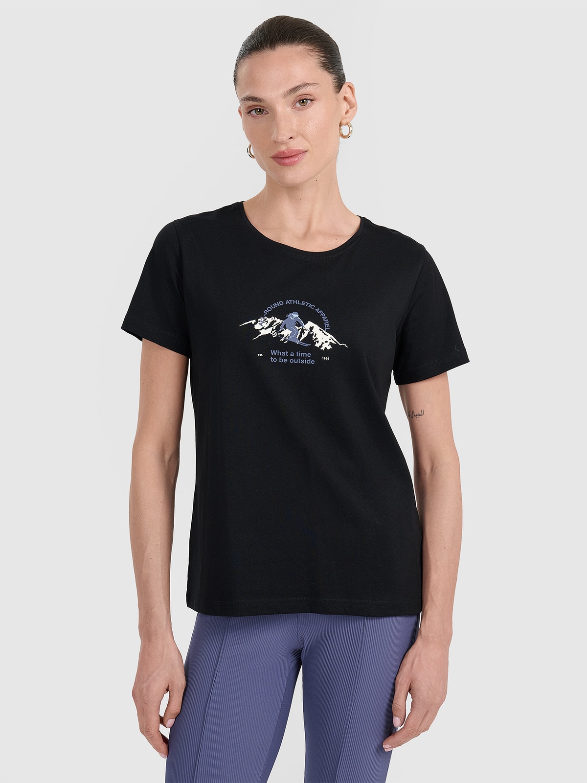 Moteriški T-shirt regular marškinėliai su grafika - juodi