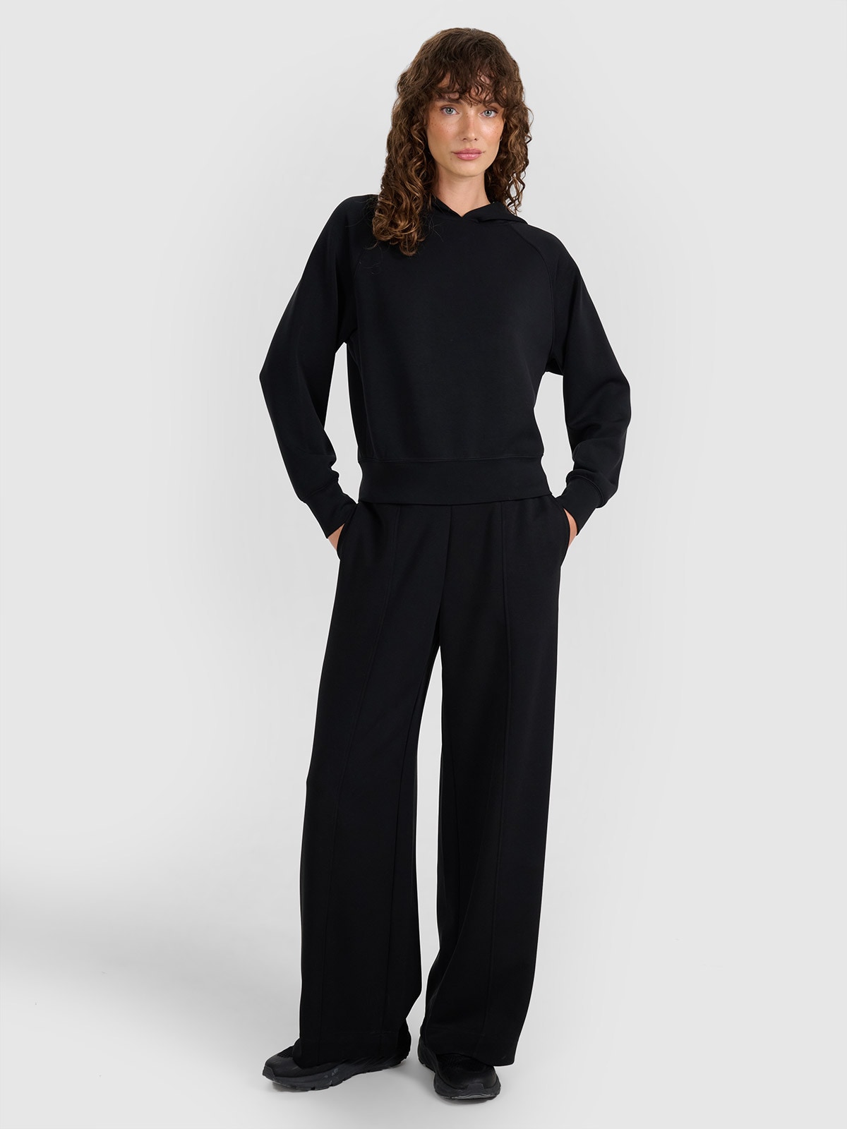 Moteriškos sportinės kelnės su plačiomis klešnėmis su modaliu - juodos