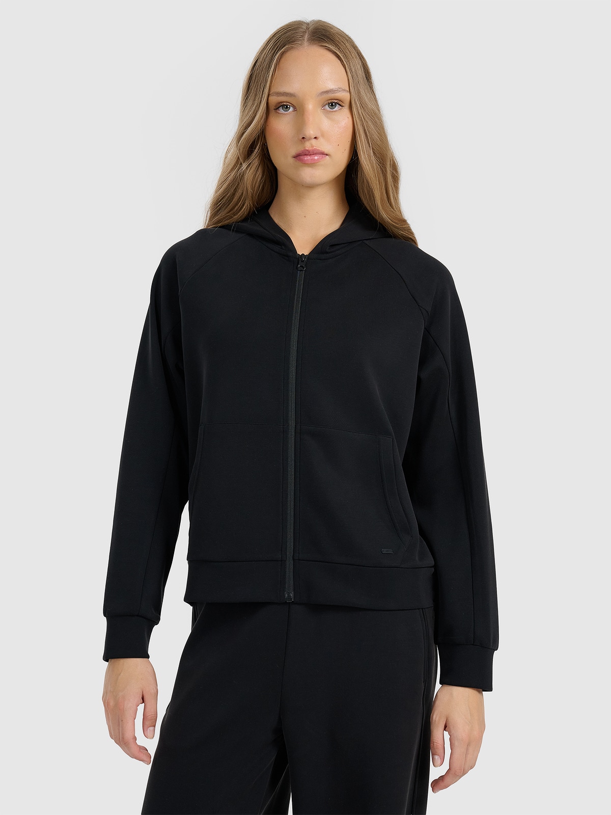Moteriškas sportinis atsegamas džemperis su modalio priemaiša - juodas