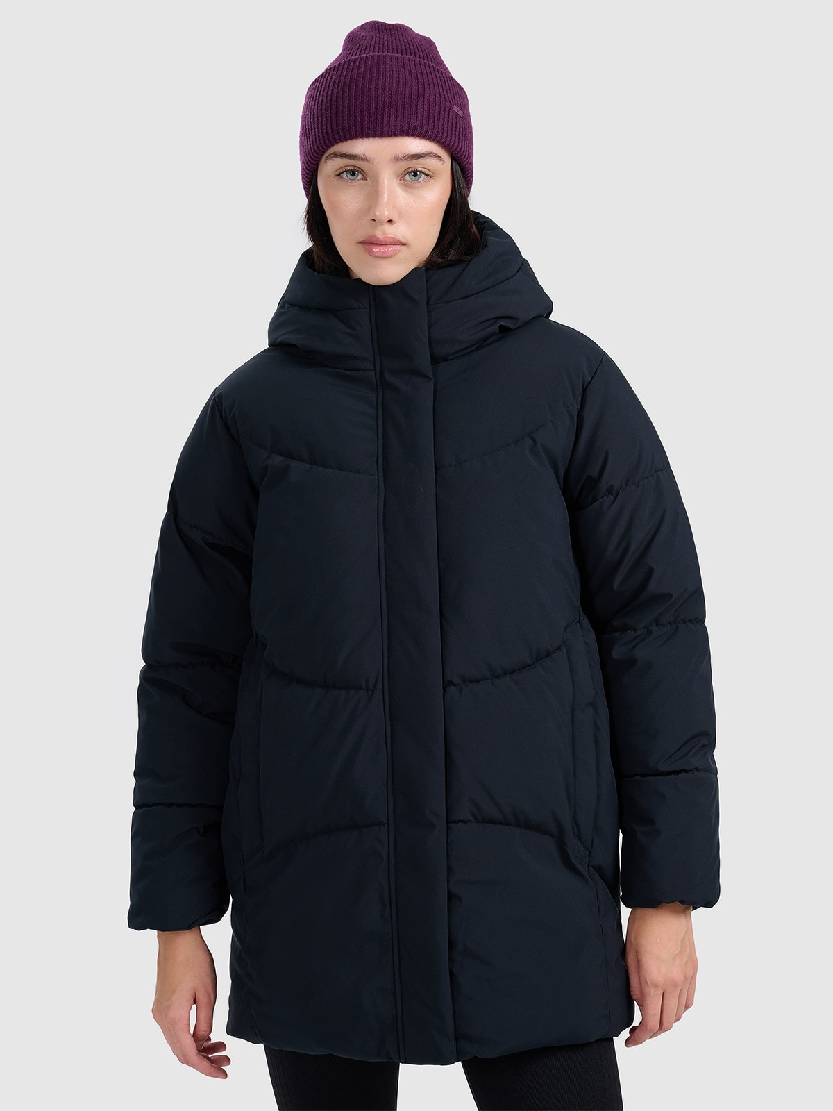 Moteriška striukė su sintetiniu kamšalu - juoda