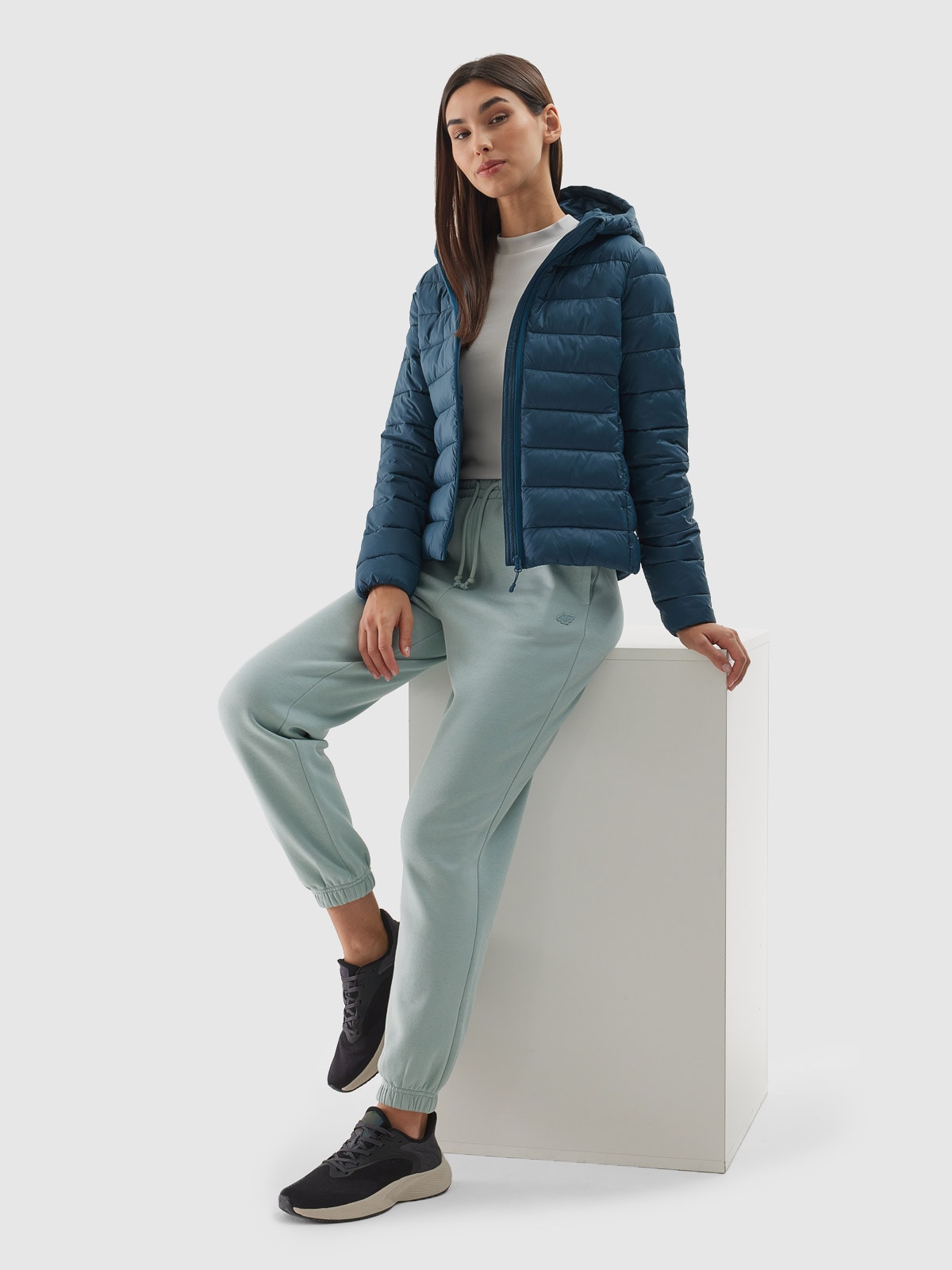 Moteriška striukė su sintetiniu pūkų kamšalu iš perdirbimo - jūros spalvos