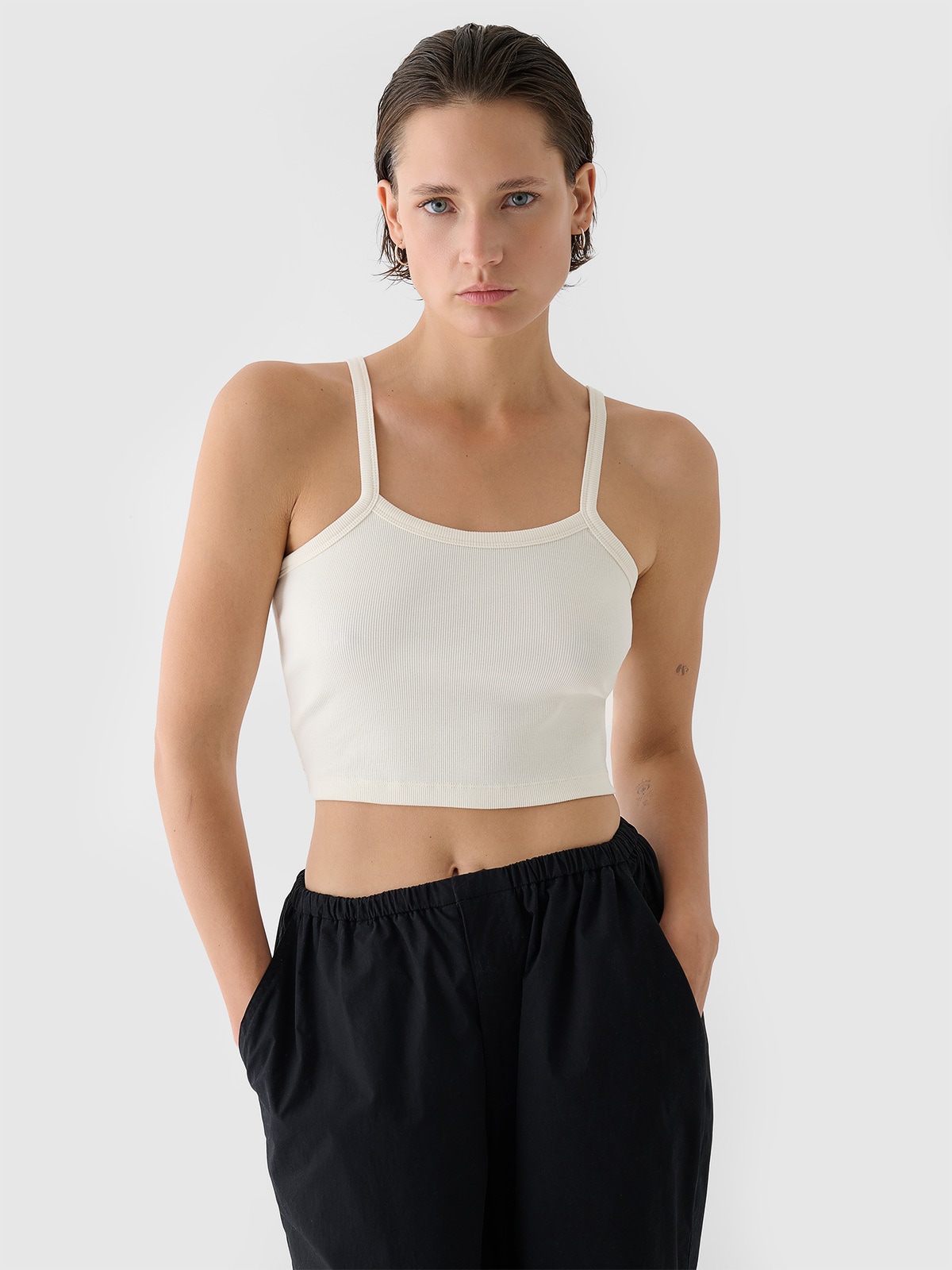 Moteriški crop top slim marškinėliai - balti