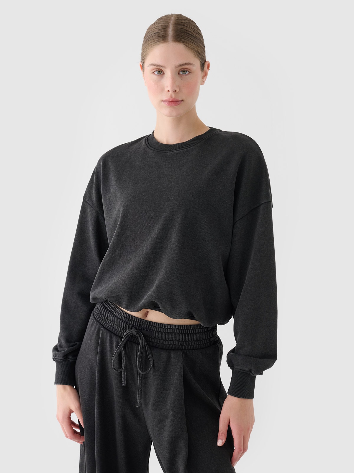 Moteriškas neatsegamas džemperis be gobtuvo - juodas