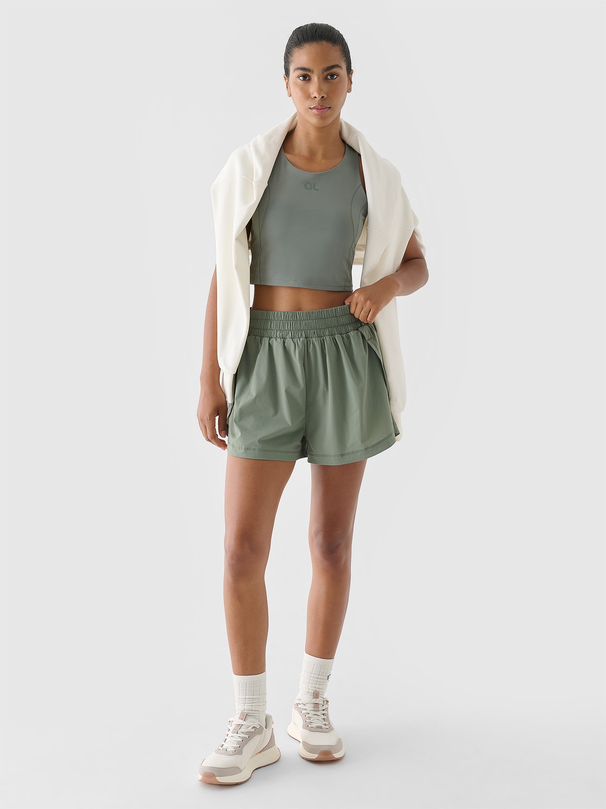 Moteriški greitai džiūstantys treniruočių šortai 4F x Anna Lewandowska - alyvuogių spalvos