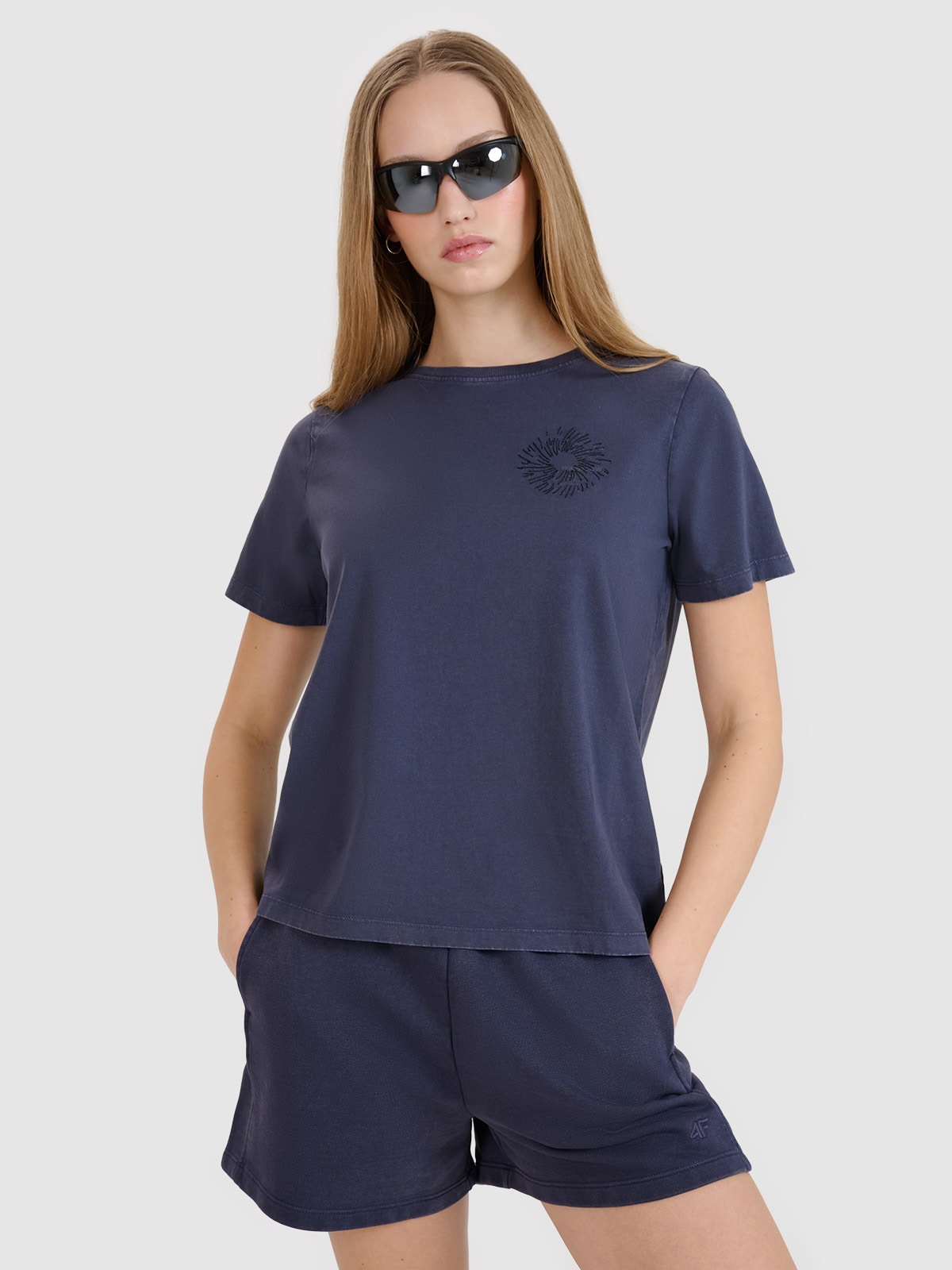 Moteriški T-shirt regular marškinėliai su spauda - pilki