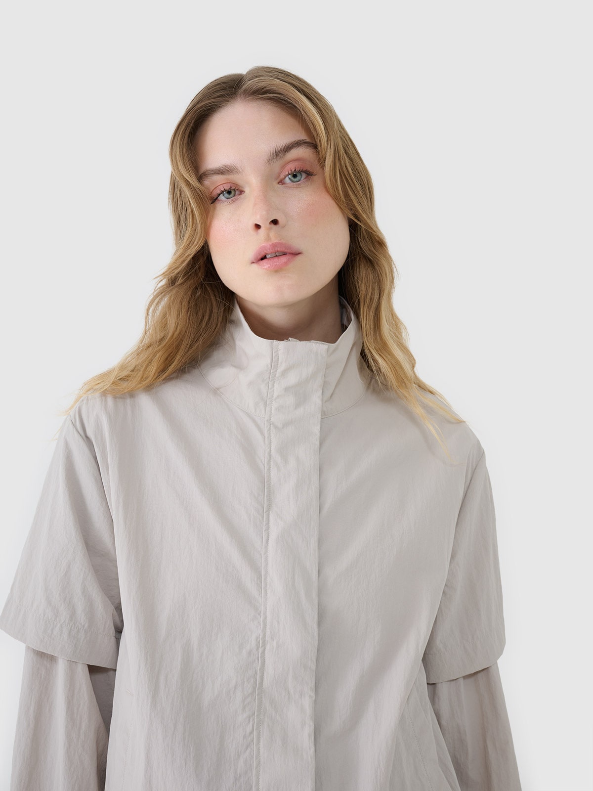 Moteriška pereinamojo laikotarpio striukė - smėlio spalvos