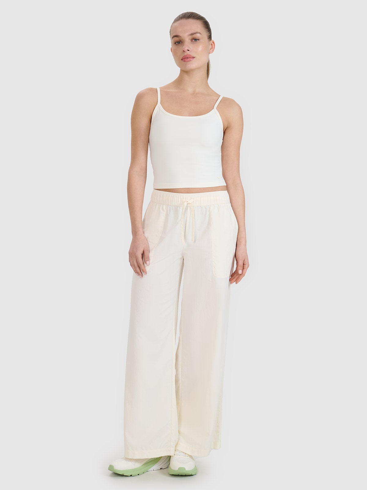 Moteriškos casual kelnės su plačiomis klešnėmis - baltos