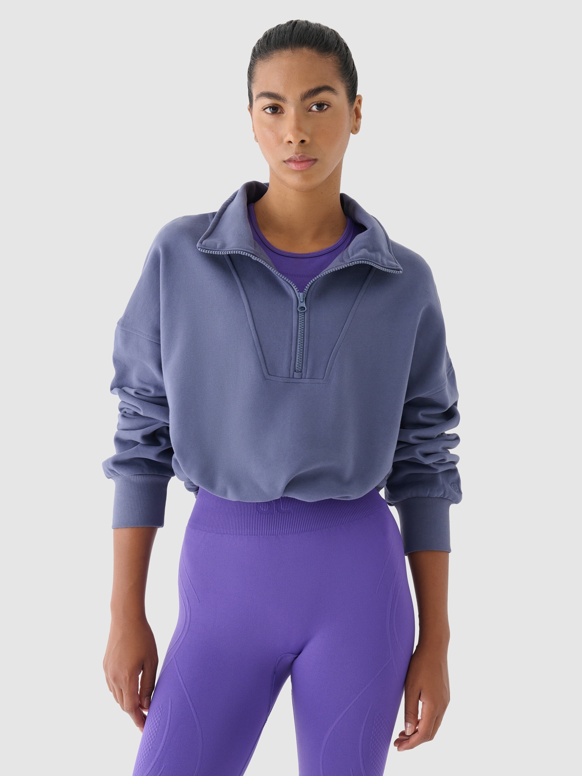 Moteriškas sportinis džemperis be gobtuvo 4F x Anna Lewandowska- tamsiai mėlynas