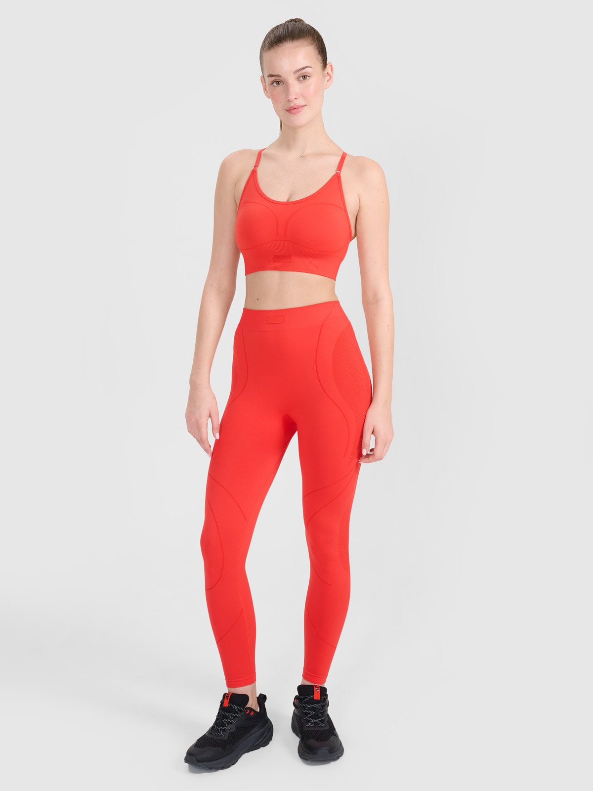 Moteriški besiūliai treniruočių šortai - raudoni