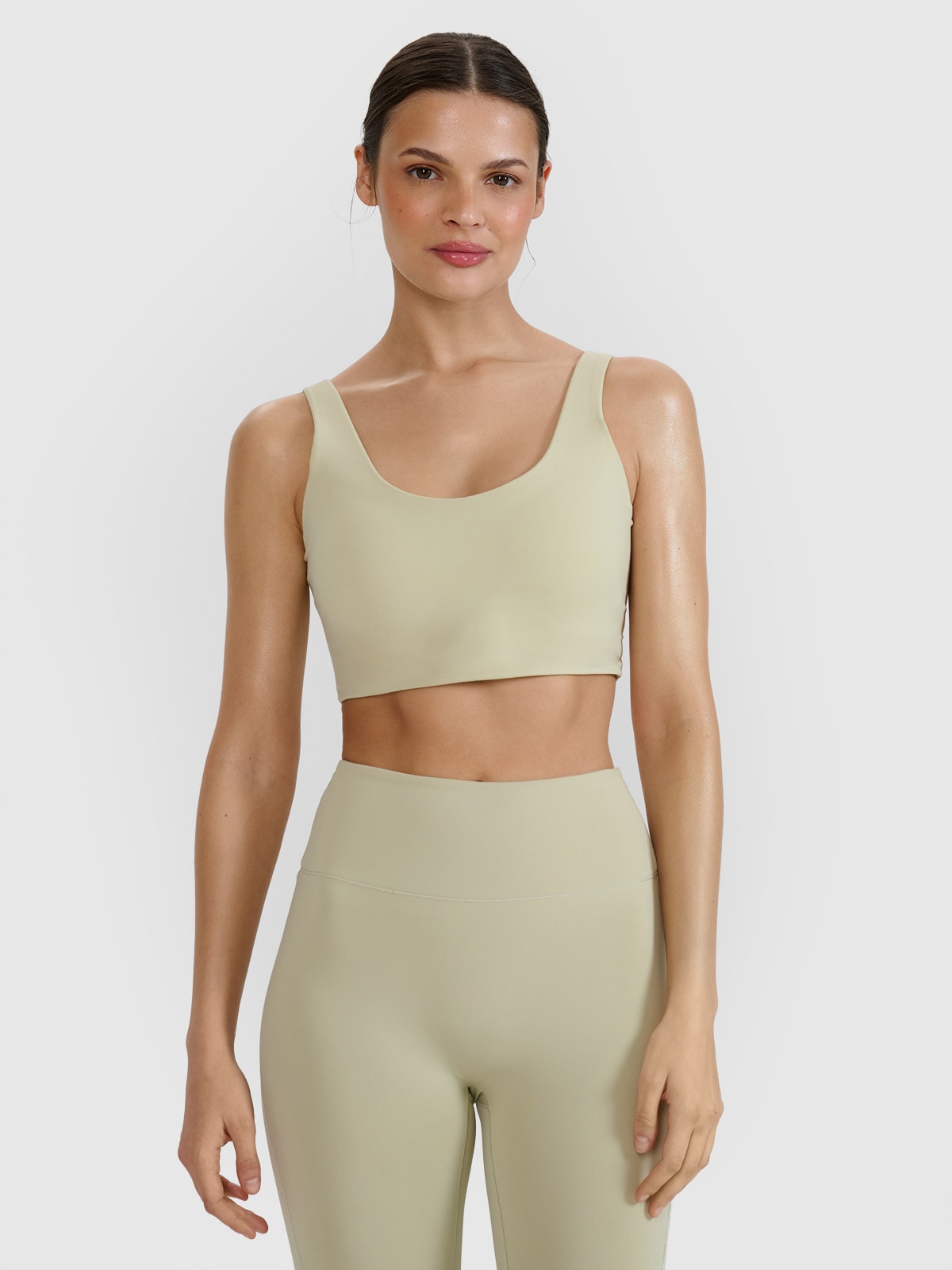 Moteriška treniruočių liemenėlė užtikrinanti vidutinę paramą - žalia