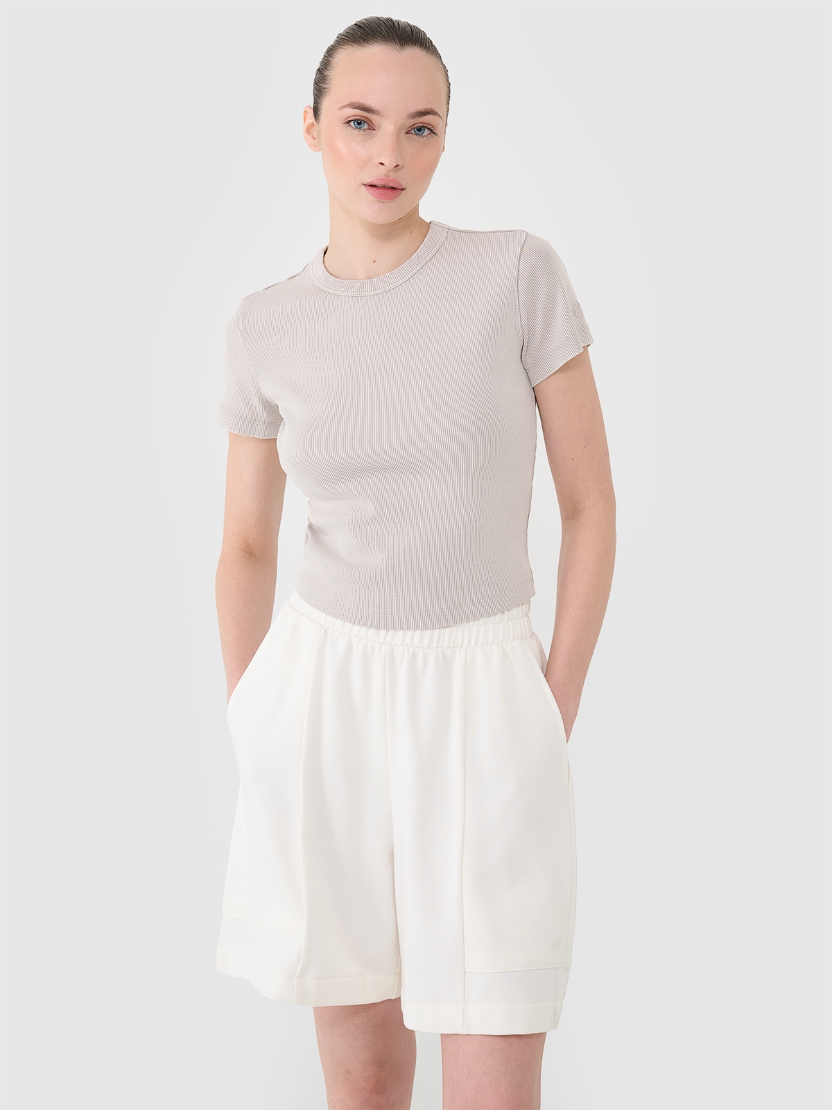 Moteriški T-shirt slim marškinėliai iš dryžuoto audinio - smėlio spalvos