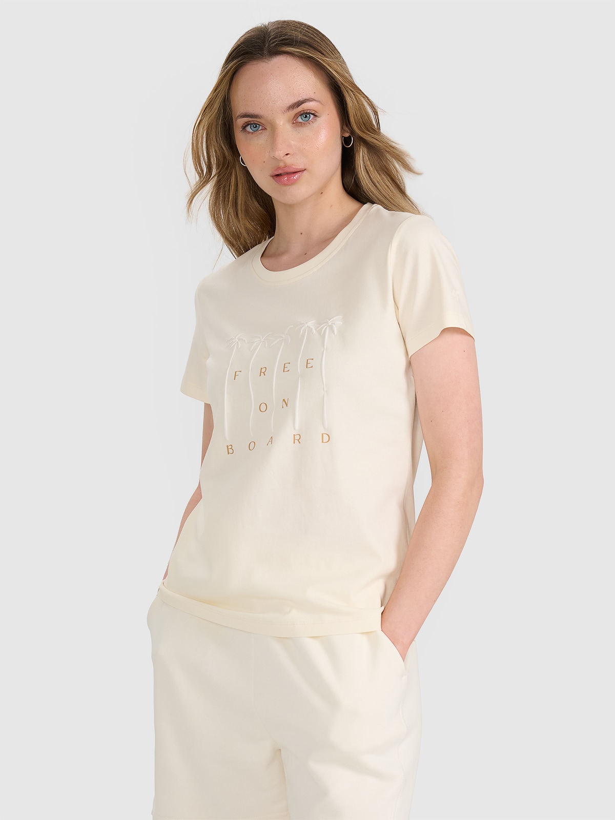 Moteriški T-shirt regular marškinėliai su spauda - smėlio spalvos