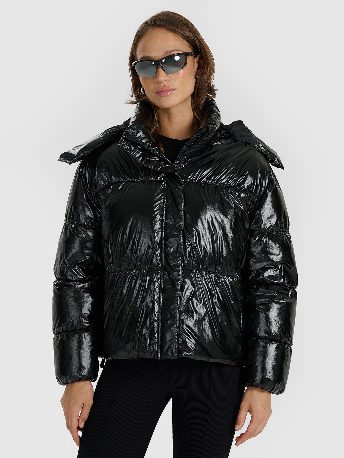 Moteriška striukė su sintetiniu pūkų kamšalu - juoda