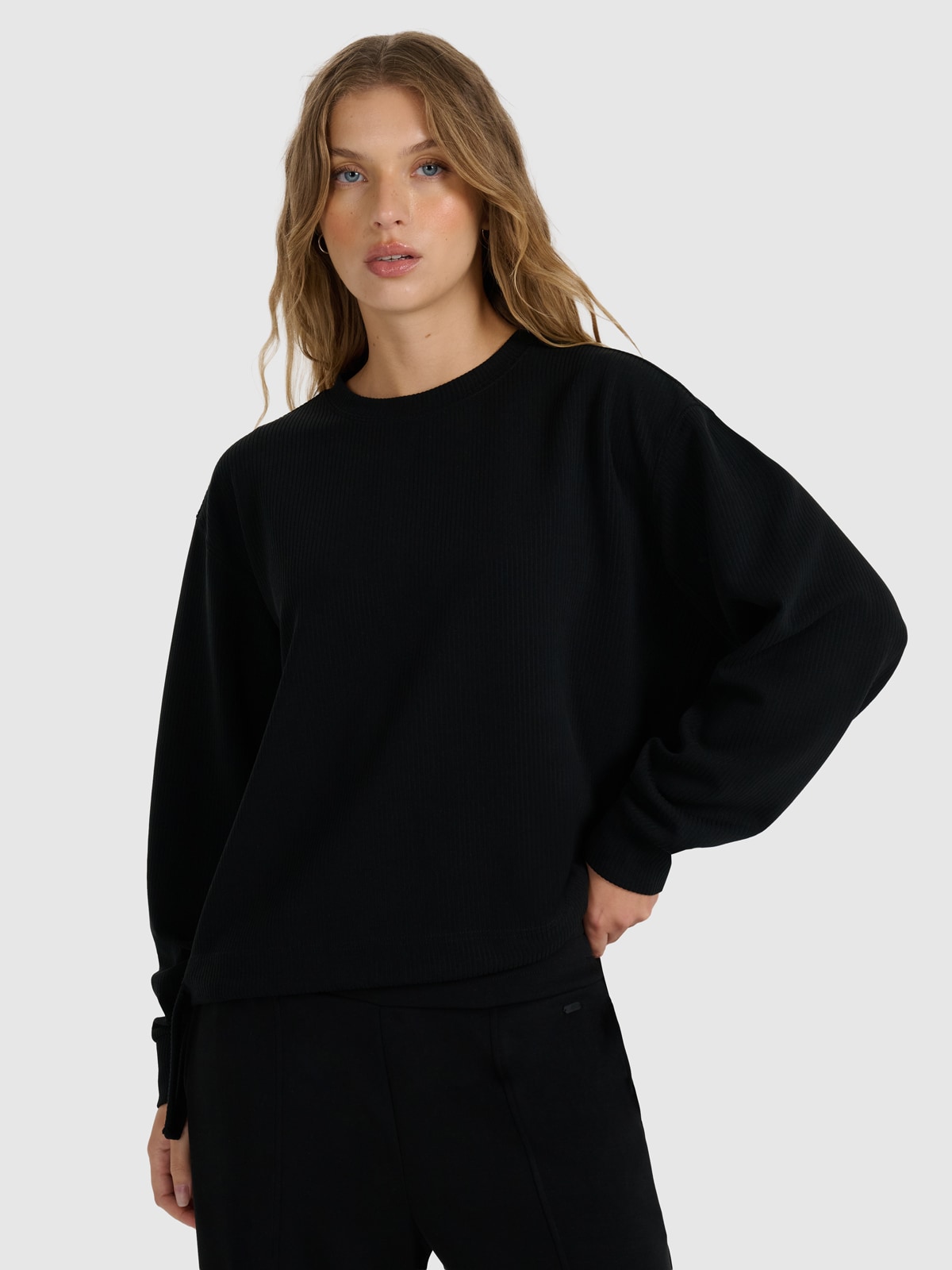 Moteriškas sportinis neatsegamas džemperis su modalio priemaiša - juodas