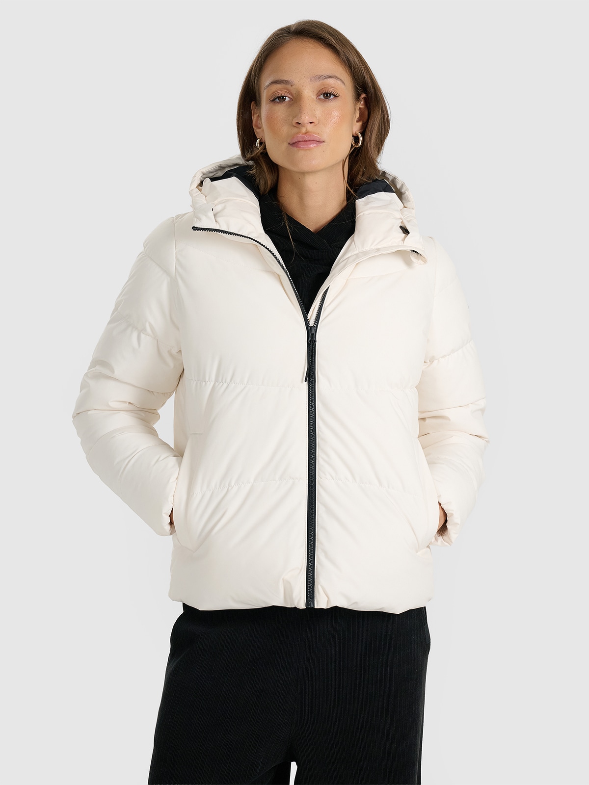 Moteriška striukė su sintetiniu pūkų kamšalu - balta