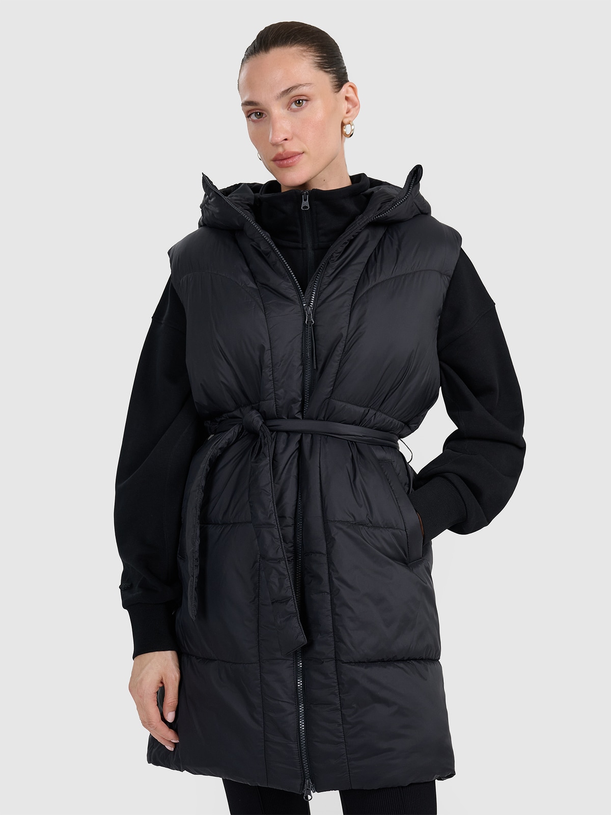 Moteriška ilga berankovė striukė su sintetinių pūkų kamšalu - juoda