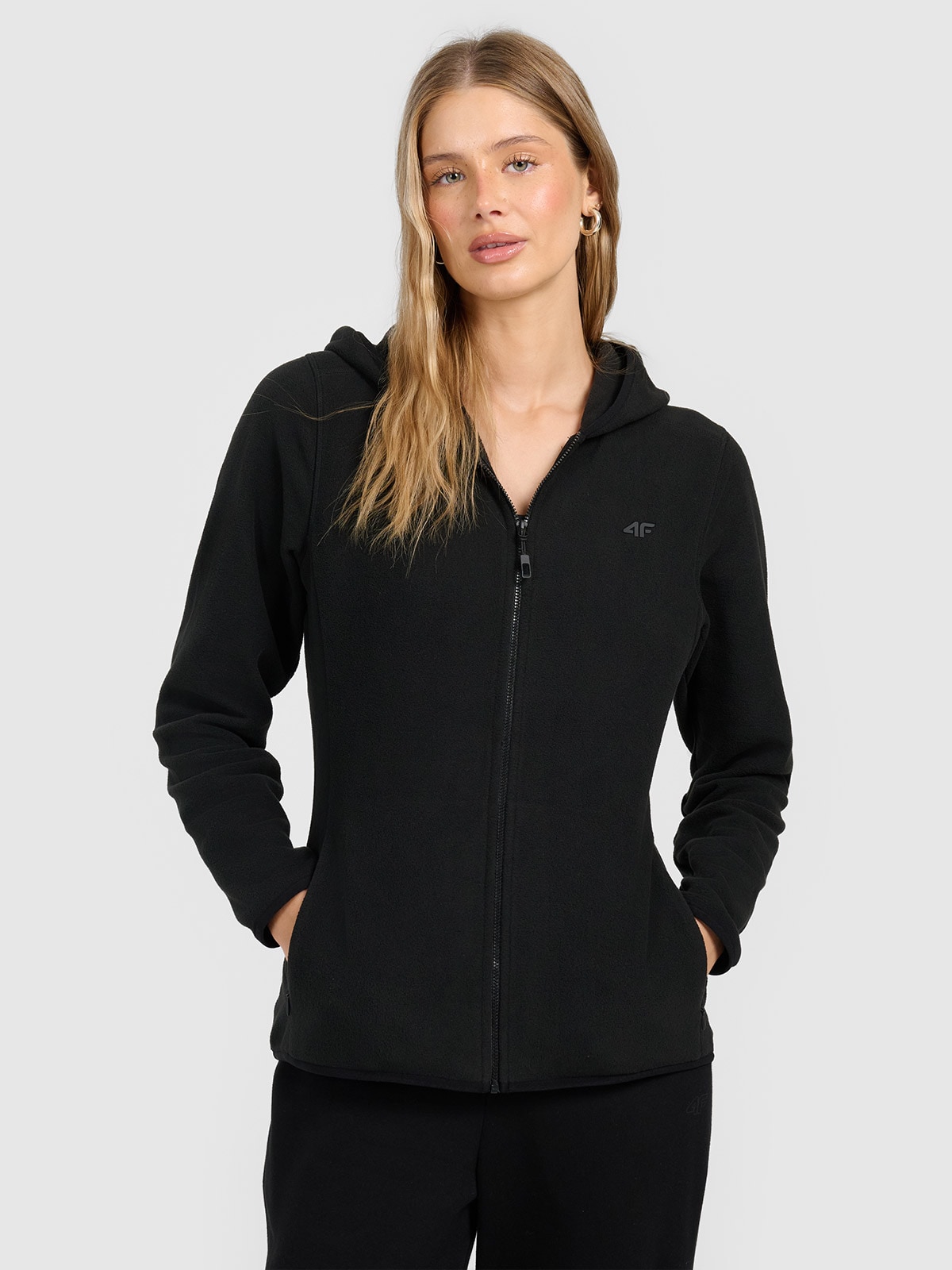 Moteriškas slim flisas su gobtuvu - juodas