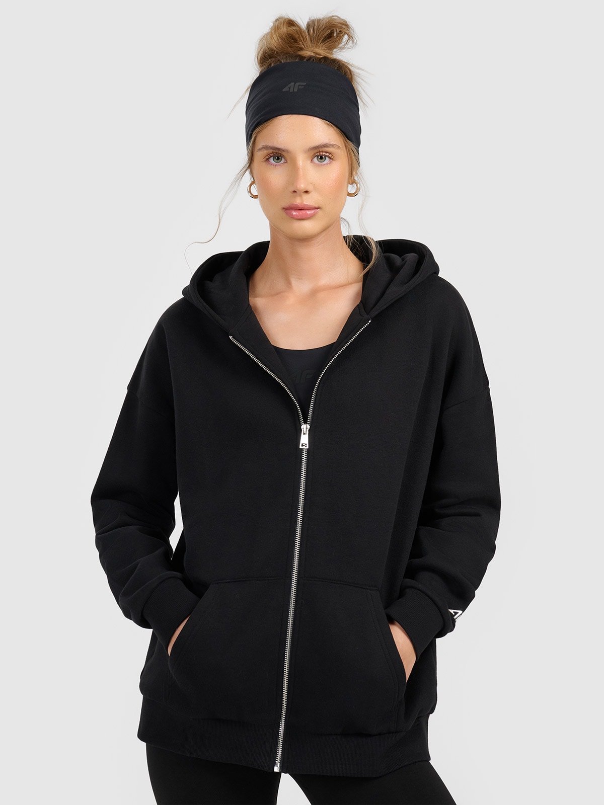 Moteriškas sportinis atsegamas džemperis su gobtuvu - juodas