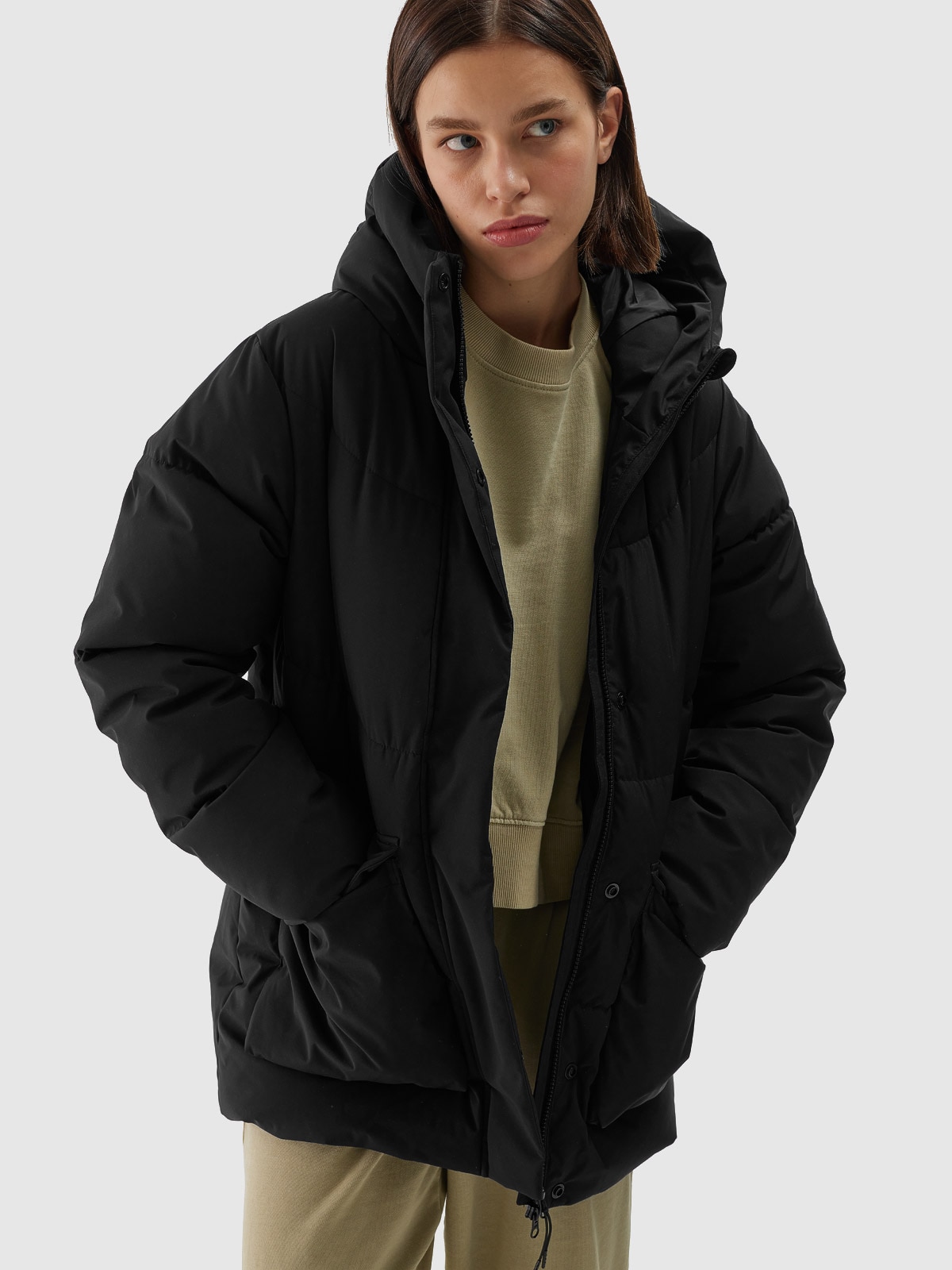 Moteriška striukė su sintetiniu pūkų kamšalu - juoda